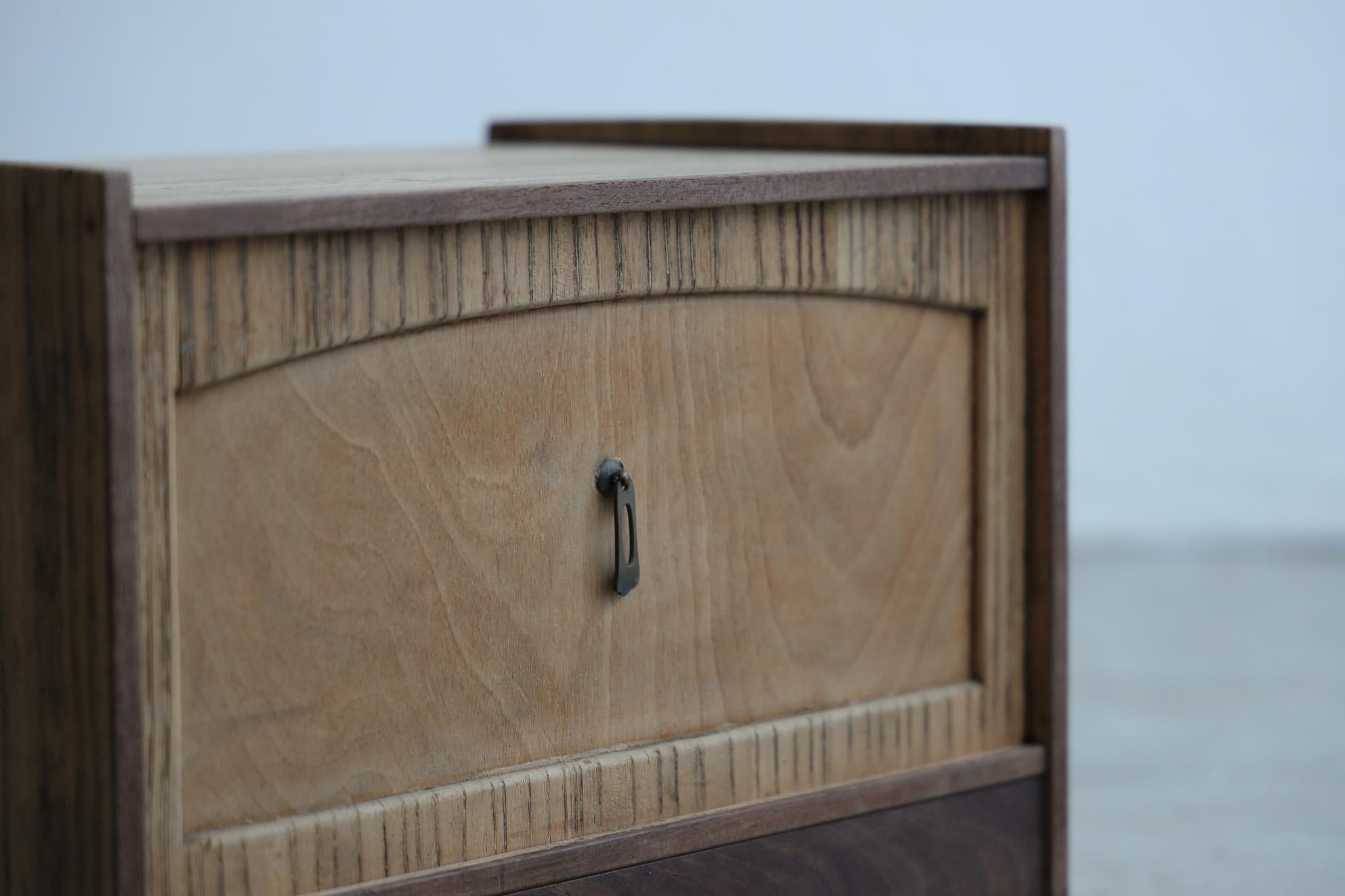 Diese Aufbewahrungsbox mit Schubladen wurde während der Taisho-Periode（1900-1926） hergestellt.

Der Sockel ist aus leichtem und haltbarem Paulownia-Holz, die Schubladen sind aus Kirschholz.

Die schöne Maserung des Kirschholzes ist beeindruckend,