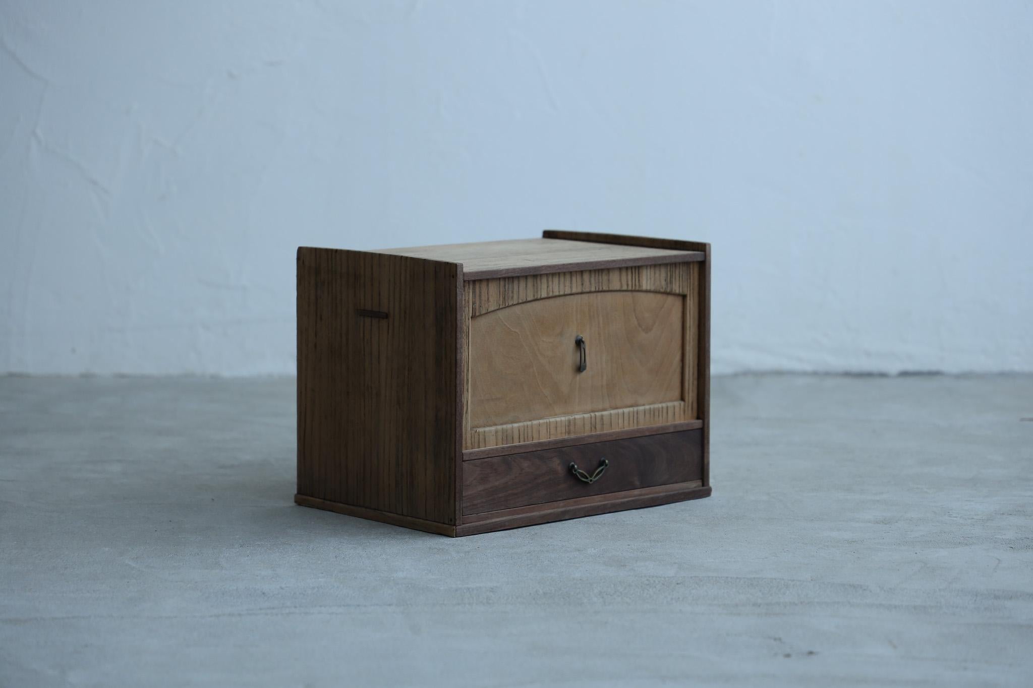 Japanische antike kleine Kommoden, Tansu, Wabi-Sabi (Taisho) im Angebot