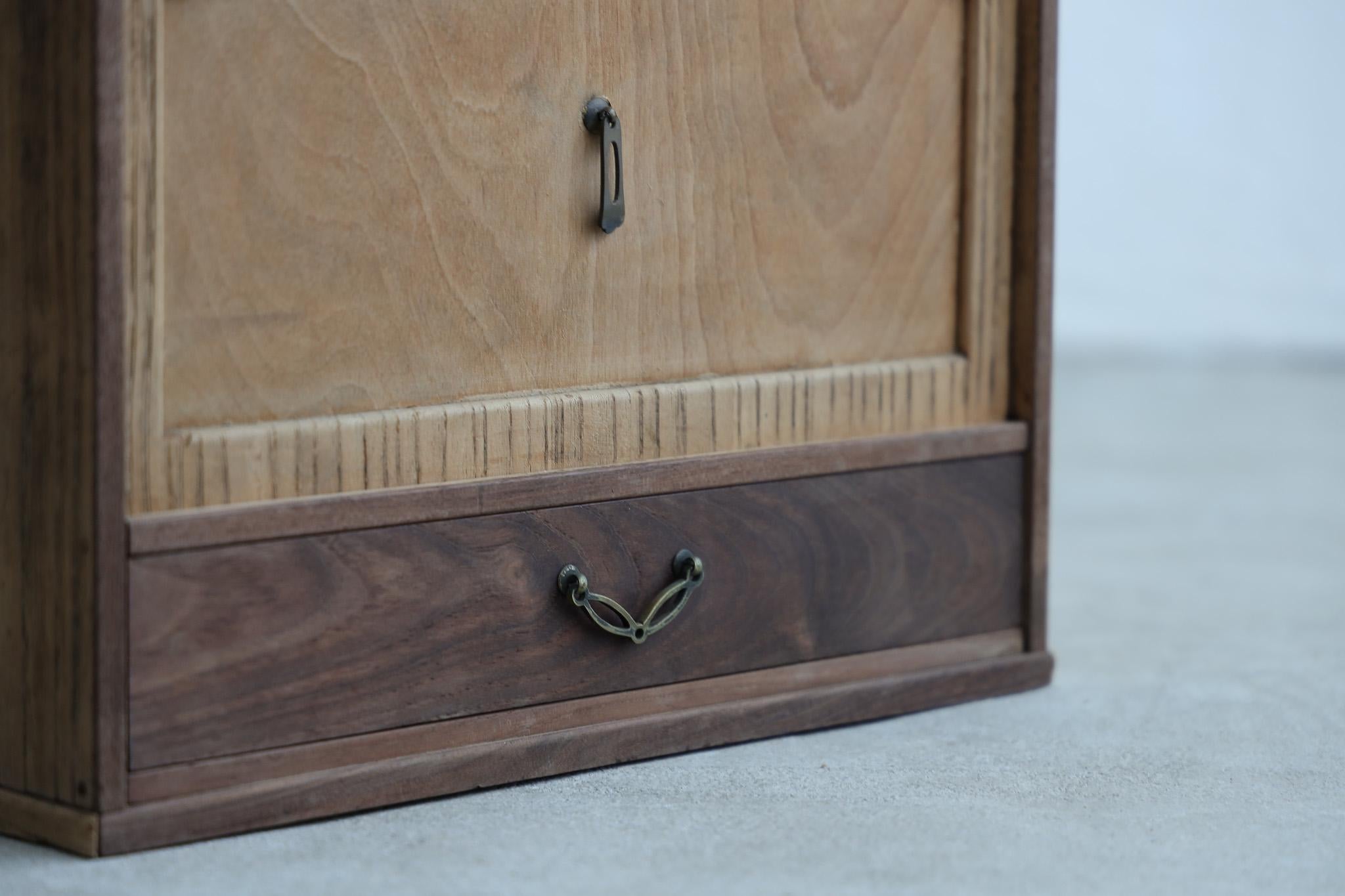 Japanische antike kleine Kommoden, Tansu, Wabi-Sabi (Handgefertigt) im Angebot