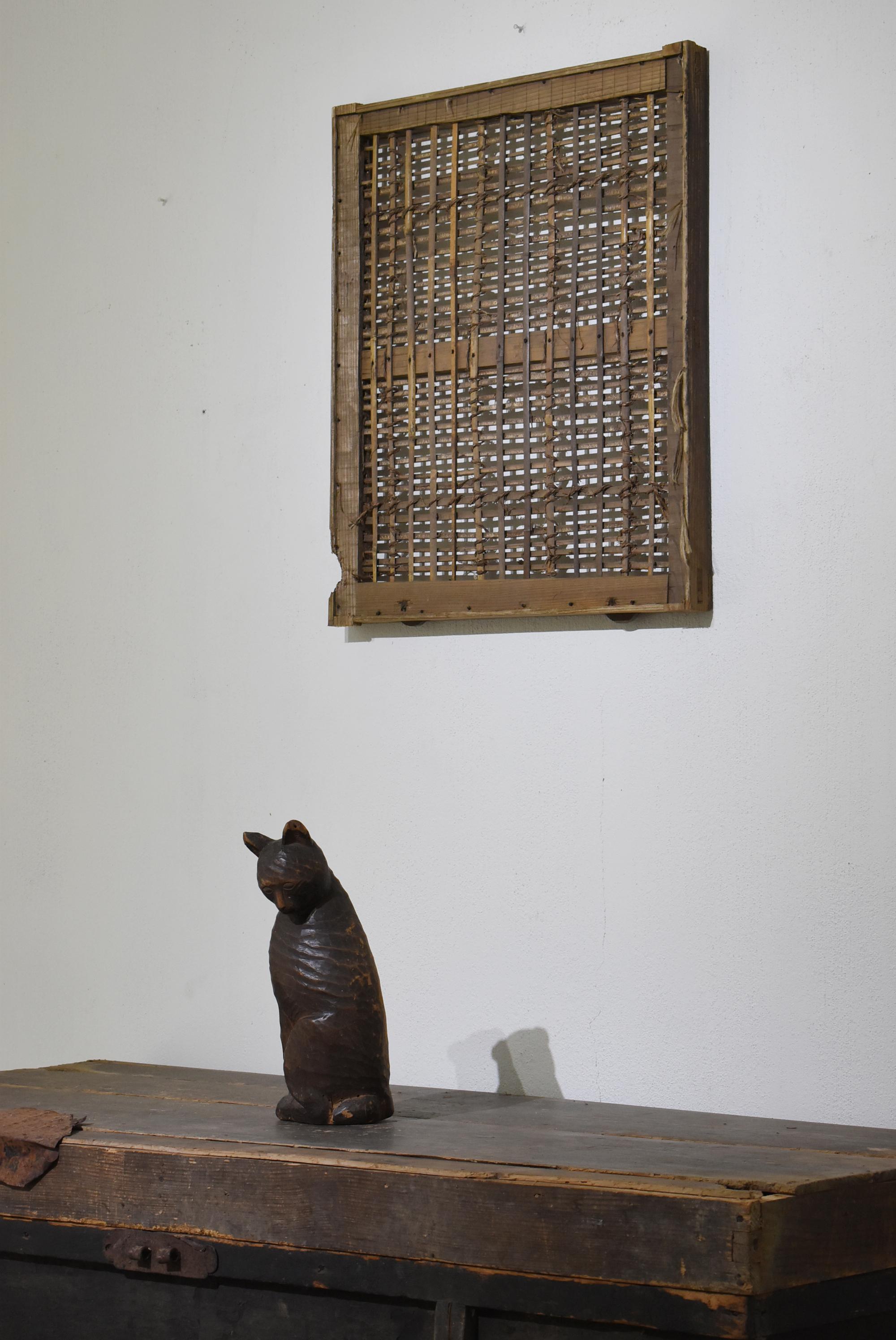 Dies ist ein alter kleiner Fensterrahmen, der in Japan hergestellt wurde. Ursprünglich wurde sie als traditionelle japanische Schlammwandbefestigung verwendet. Sie stammt aus der Meiji-Zeit (1860-1900) und ist seit über 100 Jahren in Gebrauch.

Der