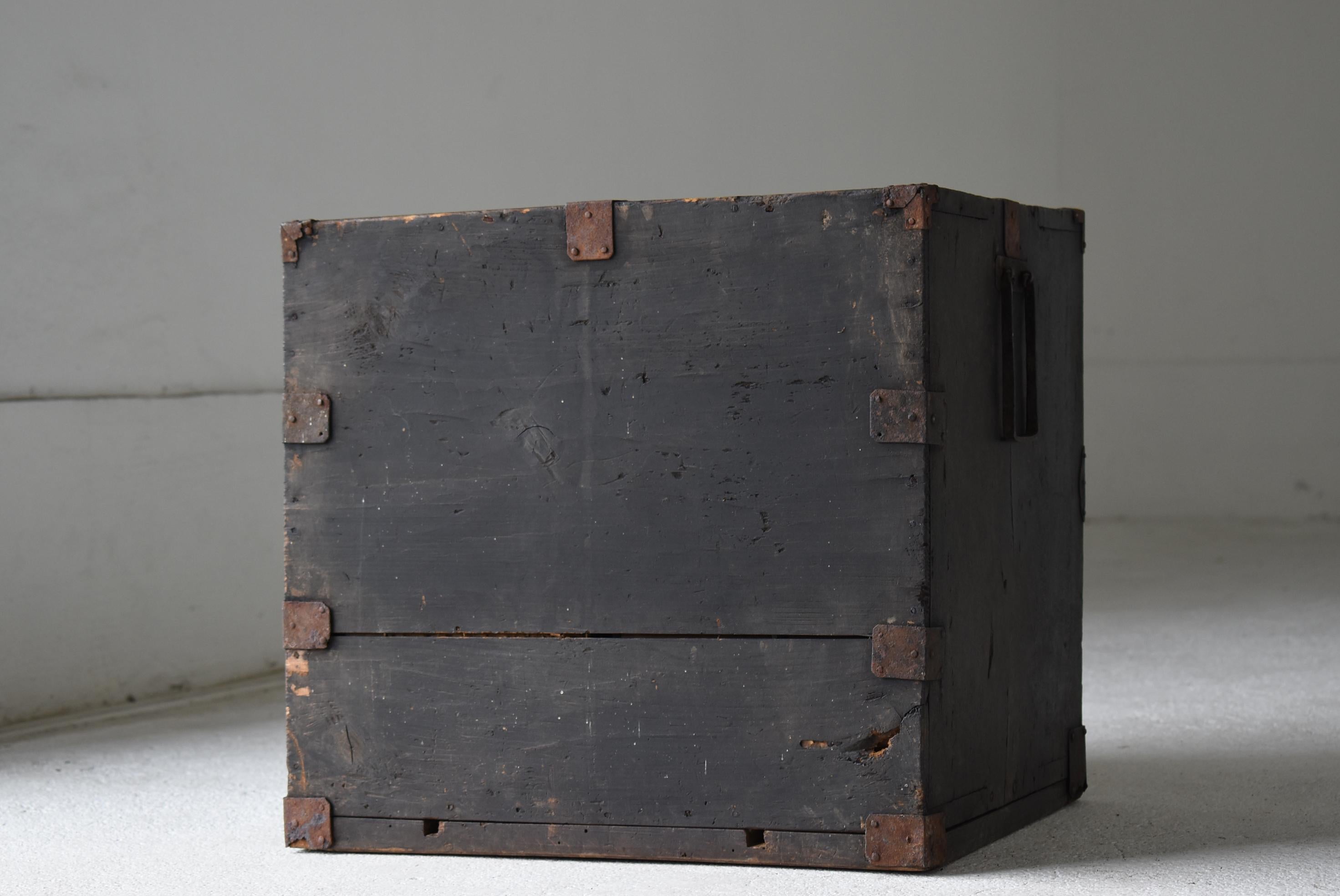 Japanese Antique Small Drawer 1860s-1900s / Nightstand Tansu Wabi Sabi For Sale 4