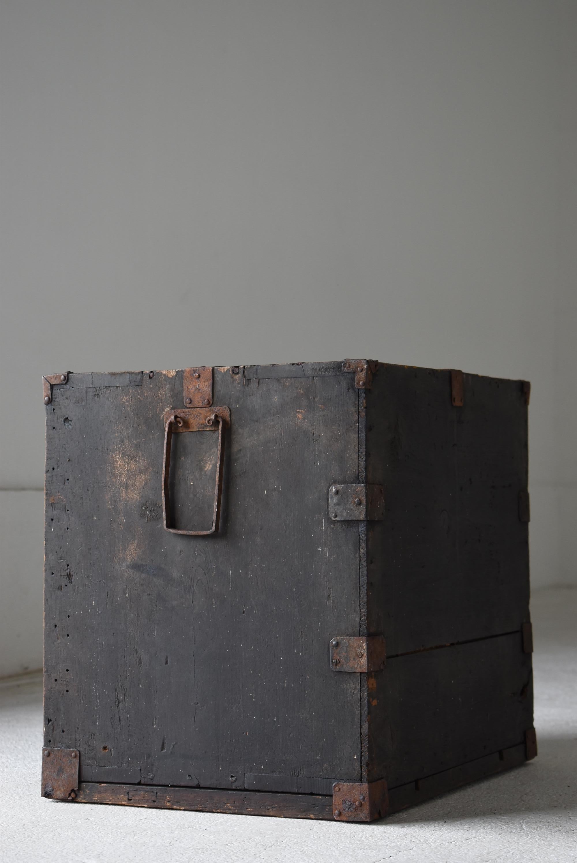 Japanese Antique Small Drawer 1860s-1900s / Nightstand Tansu Wabi Sabi For Sale 5