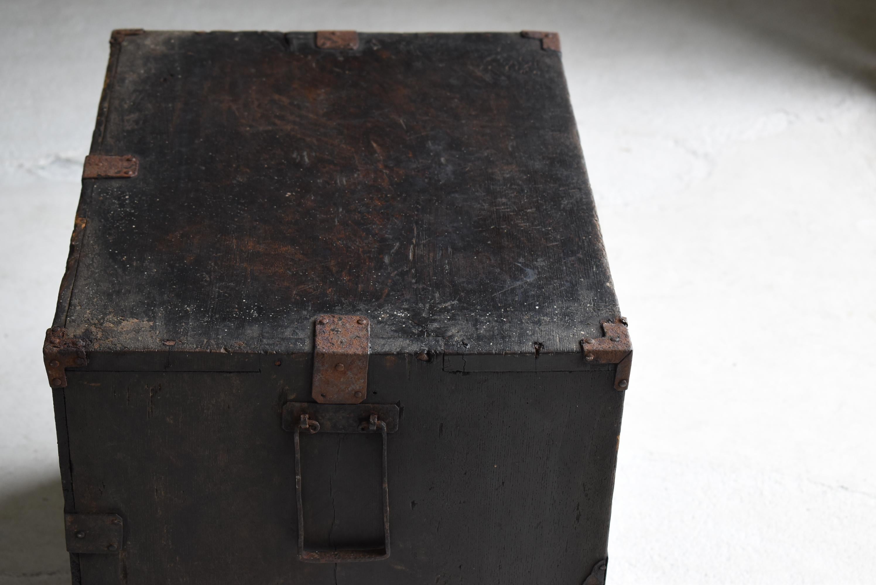 Japanese Antique Small Drawer 1860s-1900s / Nightstand Tansu Wabi Sabi For Sale 6