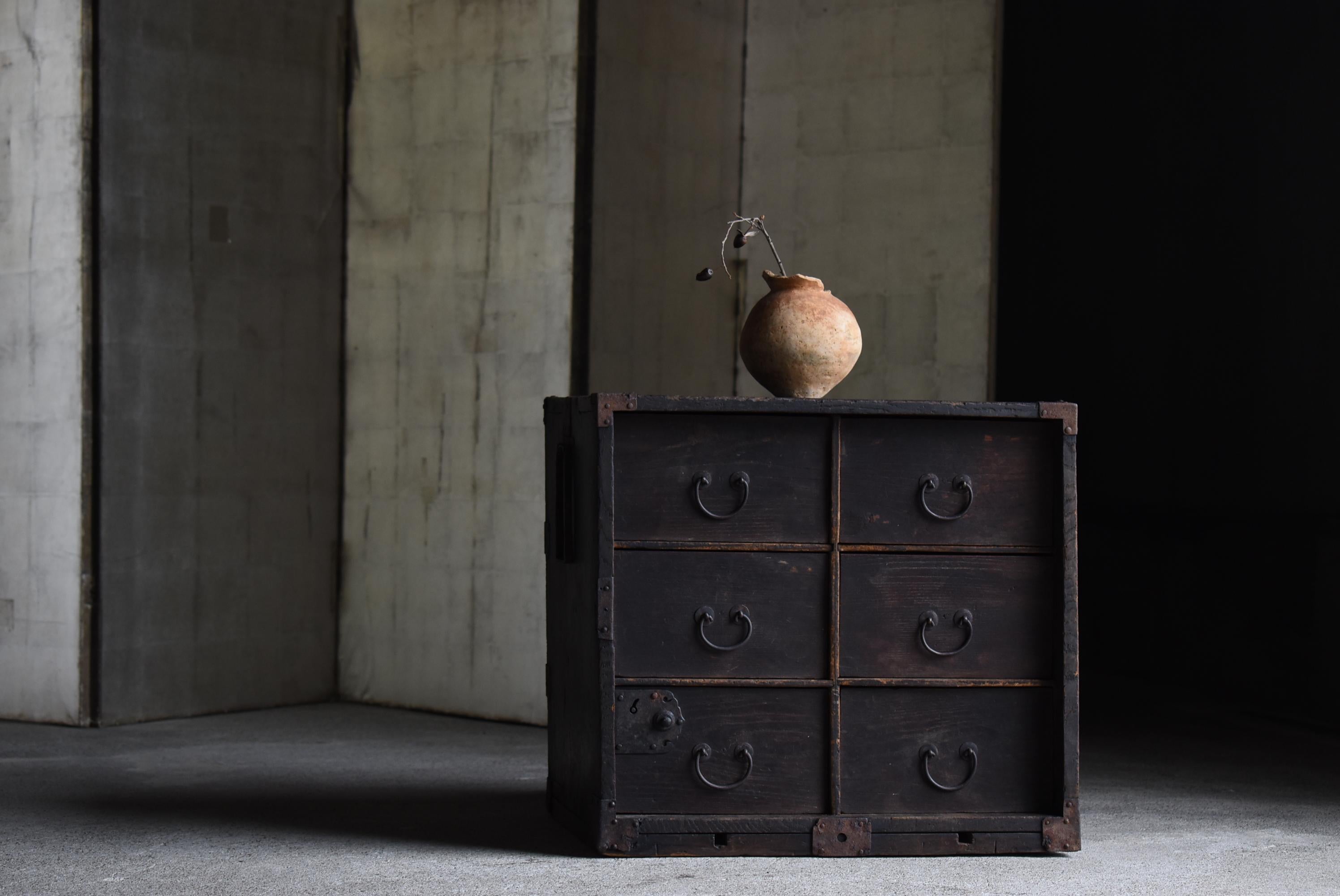 This is an old small drawer storage made in Japan. The furniture was made during the Meiji period (1860s-1900s), and the texture of the wood over the years gives it a deep flavor. The frame is made of zelkova wood with a strong and attractive grain,