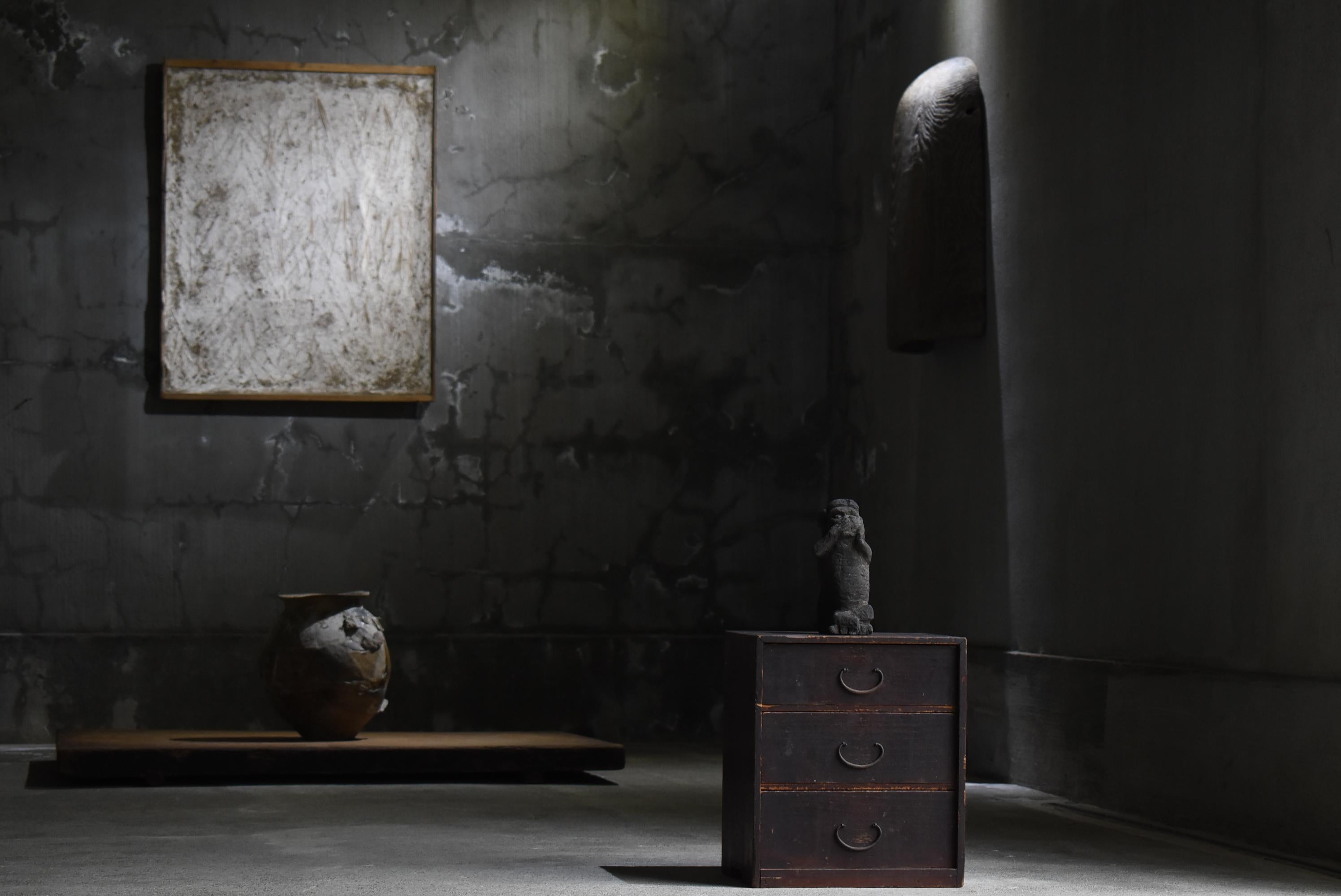 This is a very old Japanese small drawer.
It is from the Meiji period (1860s-1900s).
It is made of cedar wood.
The handles are made of iron.

It is a beautiful drawer.
The design is simple and lean.
It is the ultimate in simplicity.

The