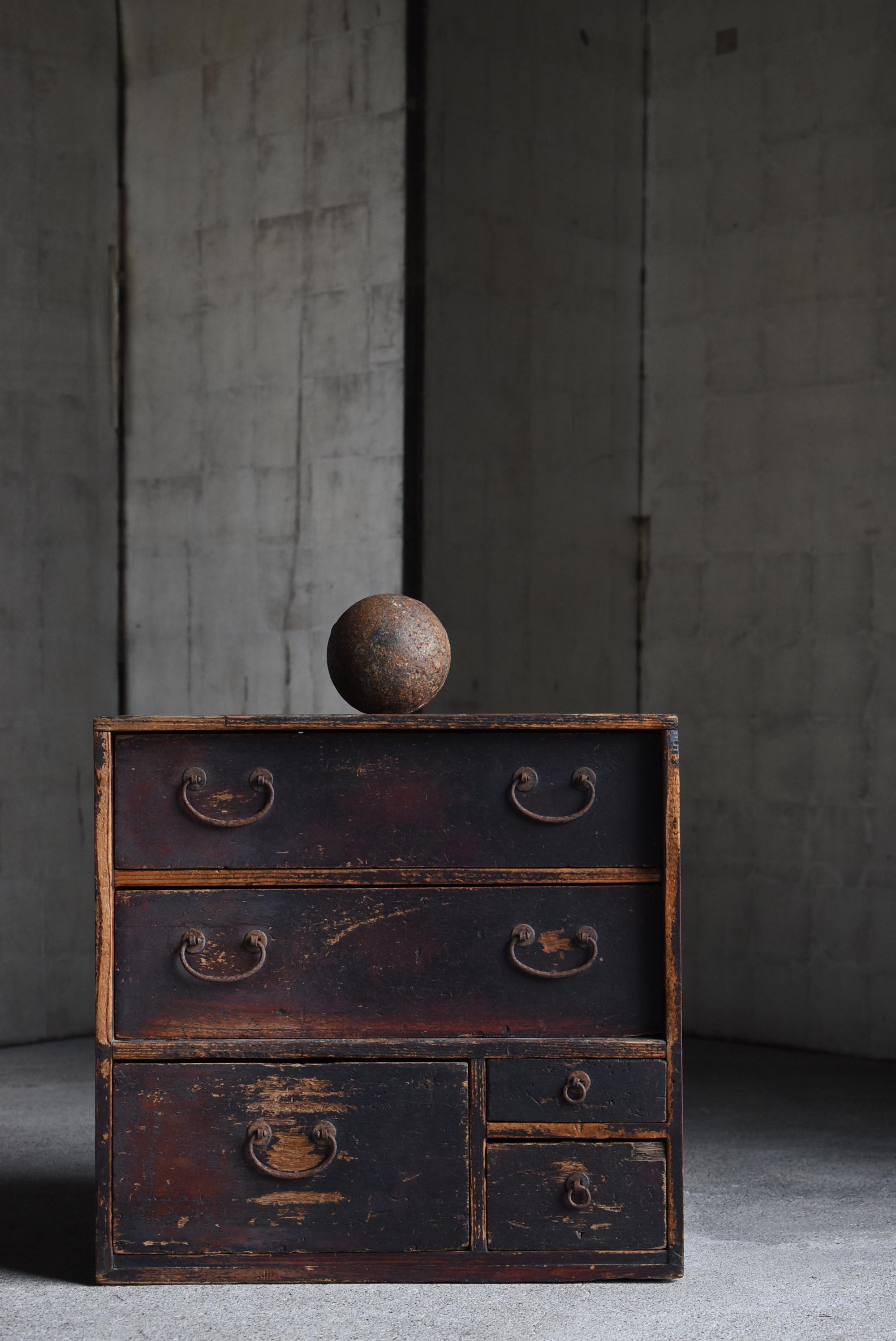 This is an old small drawer storage made in Japan.
The furniture was made in the Meiji period (1860s-1900s). The material is cedar wood and the handles are made of iron.
The design is very simple and lean, giving it a Japanese sense of tranquility