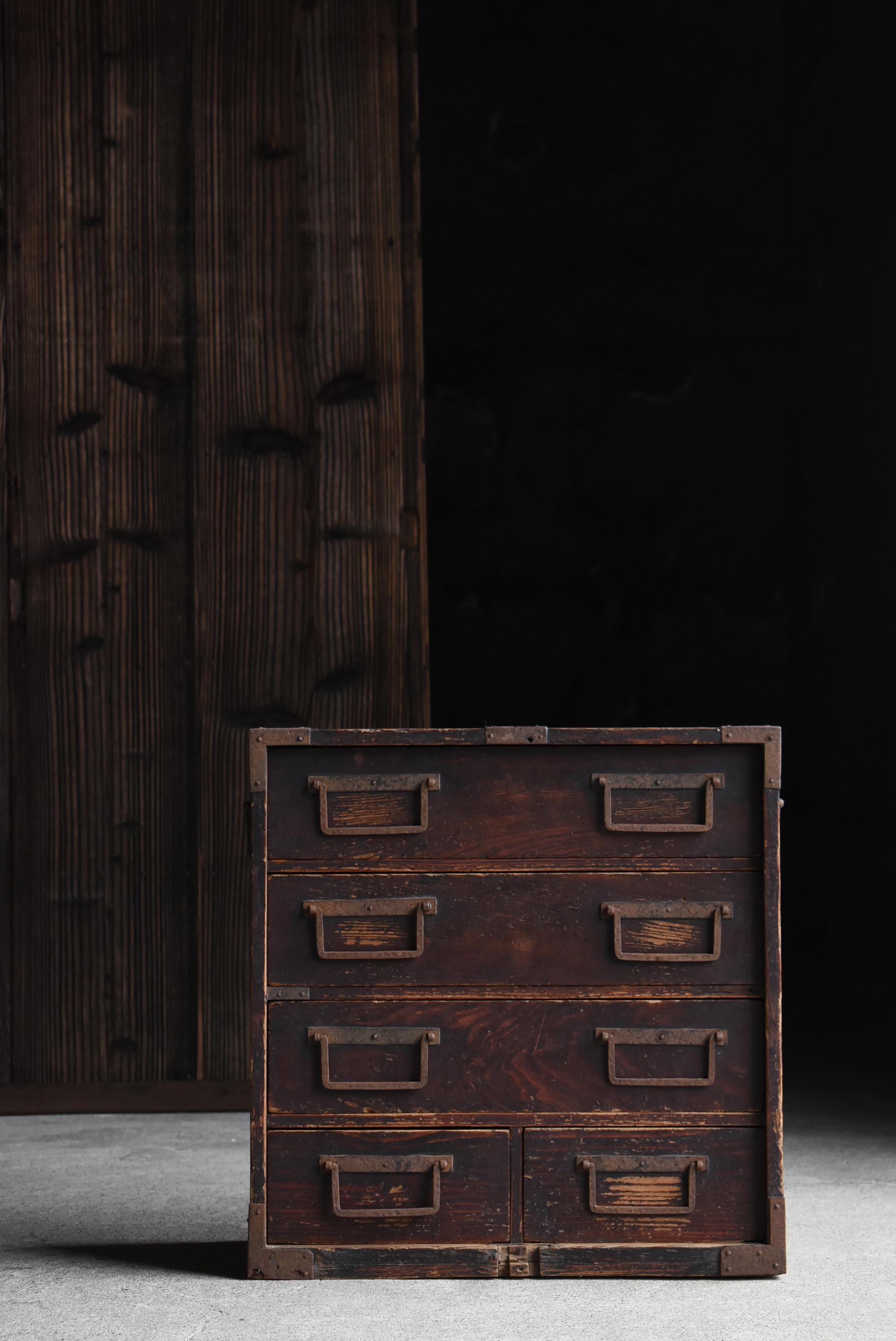 Si tratta di un piccolo contenitore a cassetti prodotto in Giappone.
I mobili sono stati realizzati tra i periodi Meiji e Taisho (1860-1920) e sono in legno di cedro.
Per i manici viene utilizzato il ferro, e in particolare i manici in ferro dal