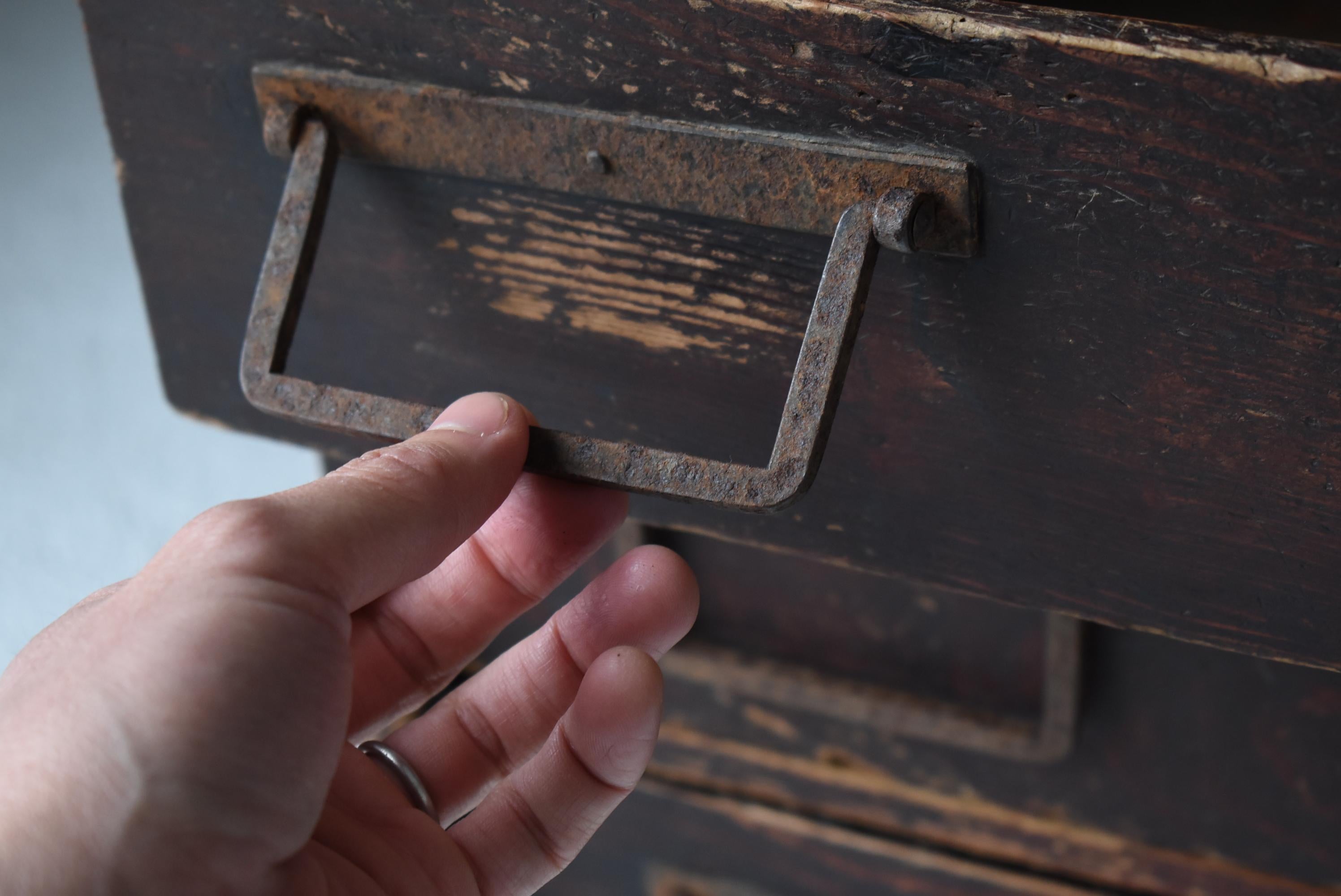 XX secolo Piccolo cassetto antico giapponese degli anni 1860-1920 / Comodino Tansu Wabi Sabi in vendita