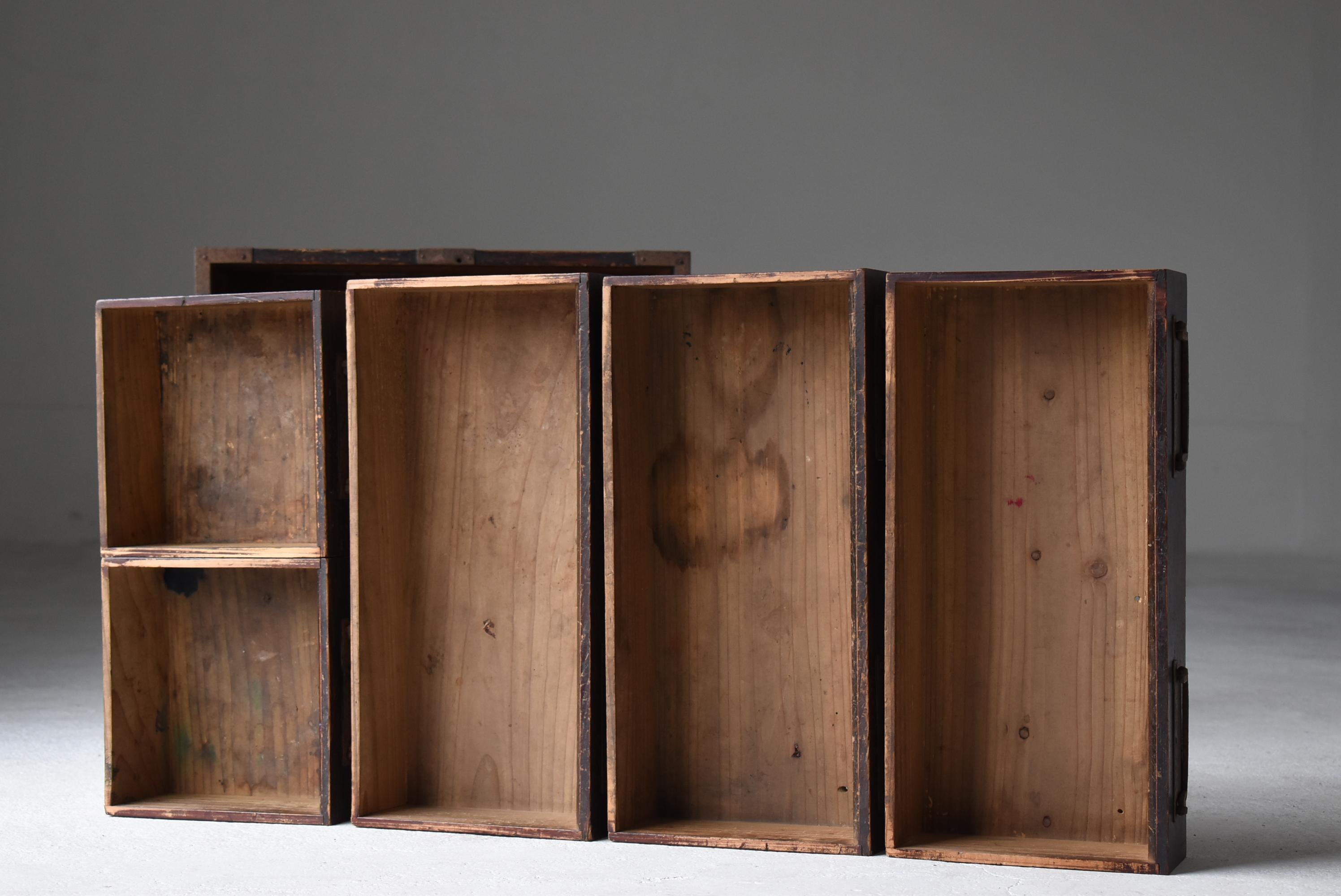 Ferro Piccolo cassetto antico giapponese degli anni 1860-1920 / Comodino Tansu Wabi Sabi in vendita