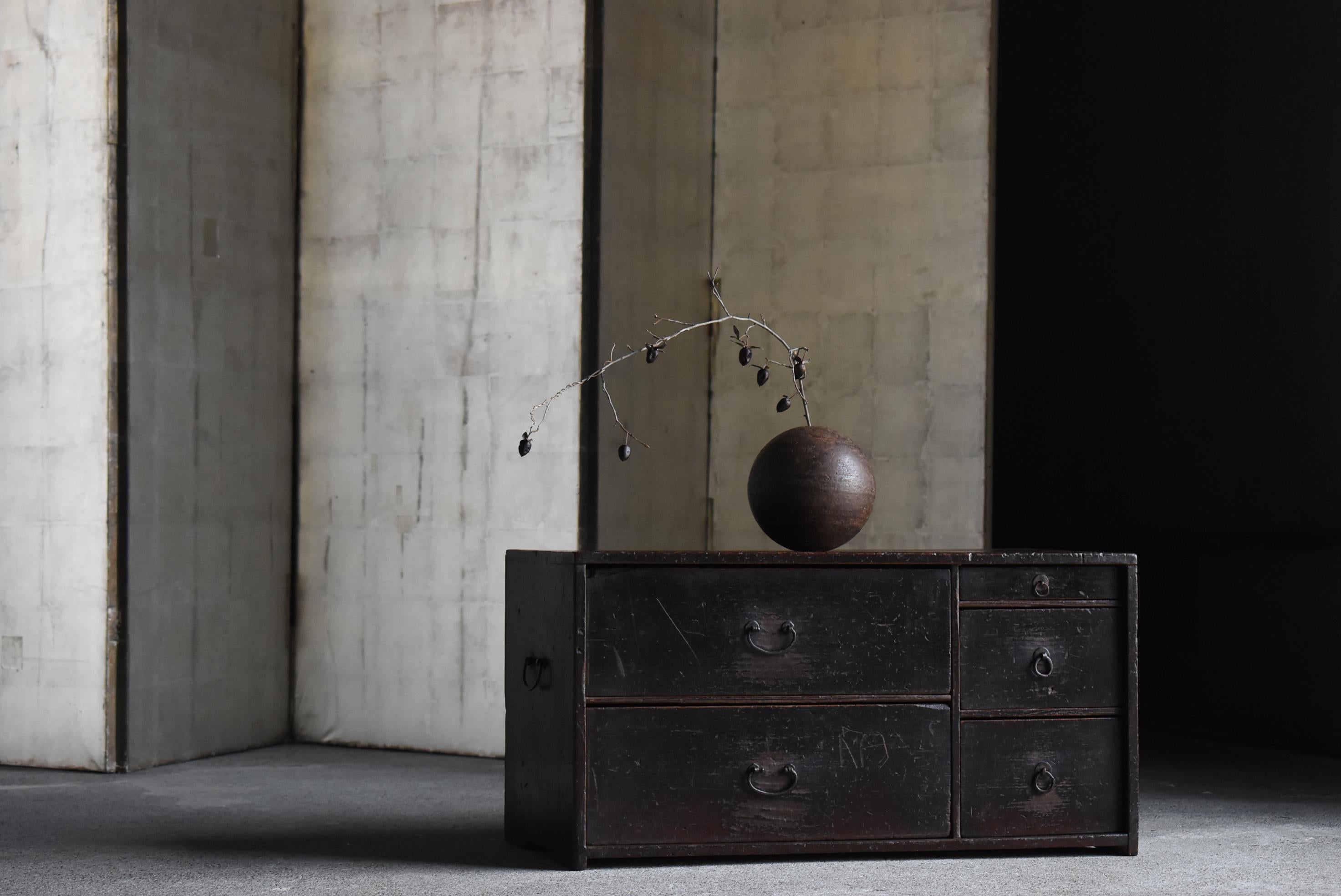 Se trata de un antiguo almacén de cajones pequeños fabricado en Japón.
Se fabricó entre los periodos Meiji y Taisho (décadas de 1860 a 1920) y está hecho de madera de cedro. Las asas son de hierro, lo que le da un aspecto robusto y rústico.

El