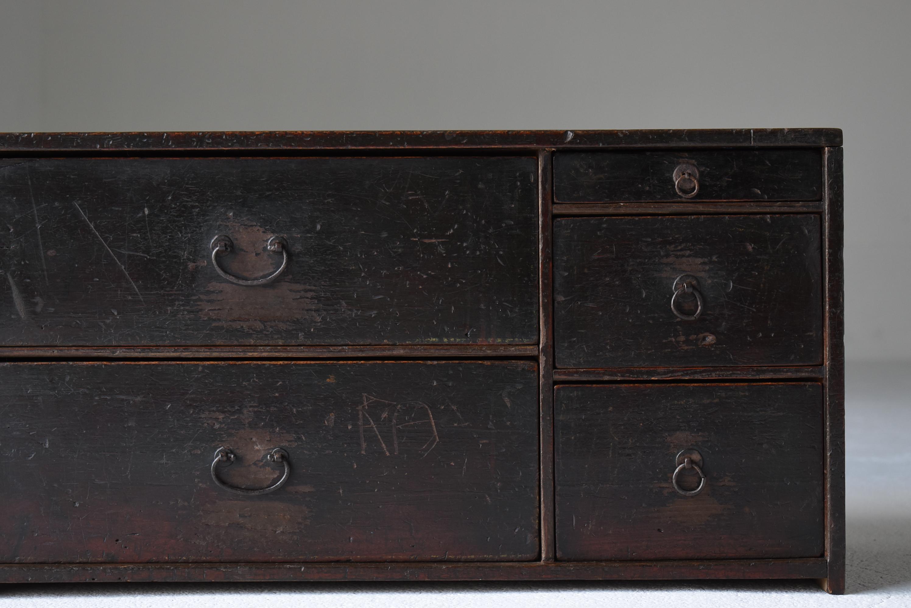 Cajonera japonesa antigua 1860-1920 / Tansu Mesilla de noche Wabisabi Japonés en venta