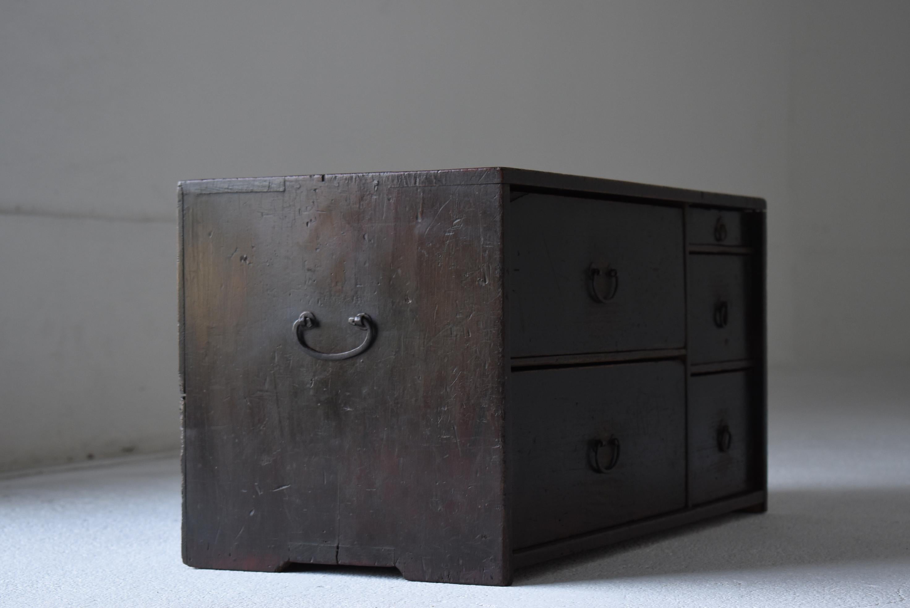 Cajonera japonesa antigua 1860-1920 / Tansu Mesilla de noche Wabisabi en venta 1