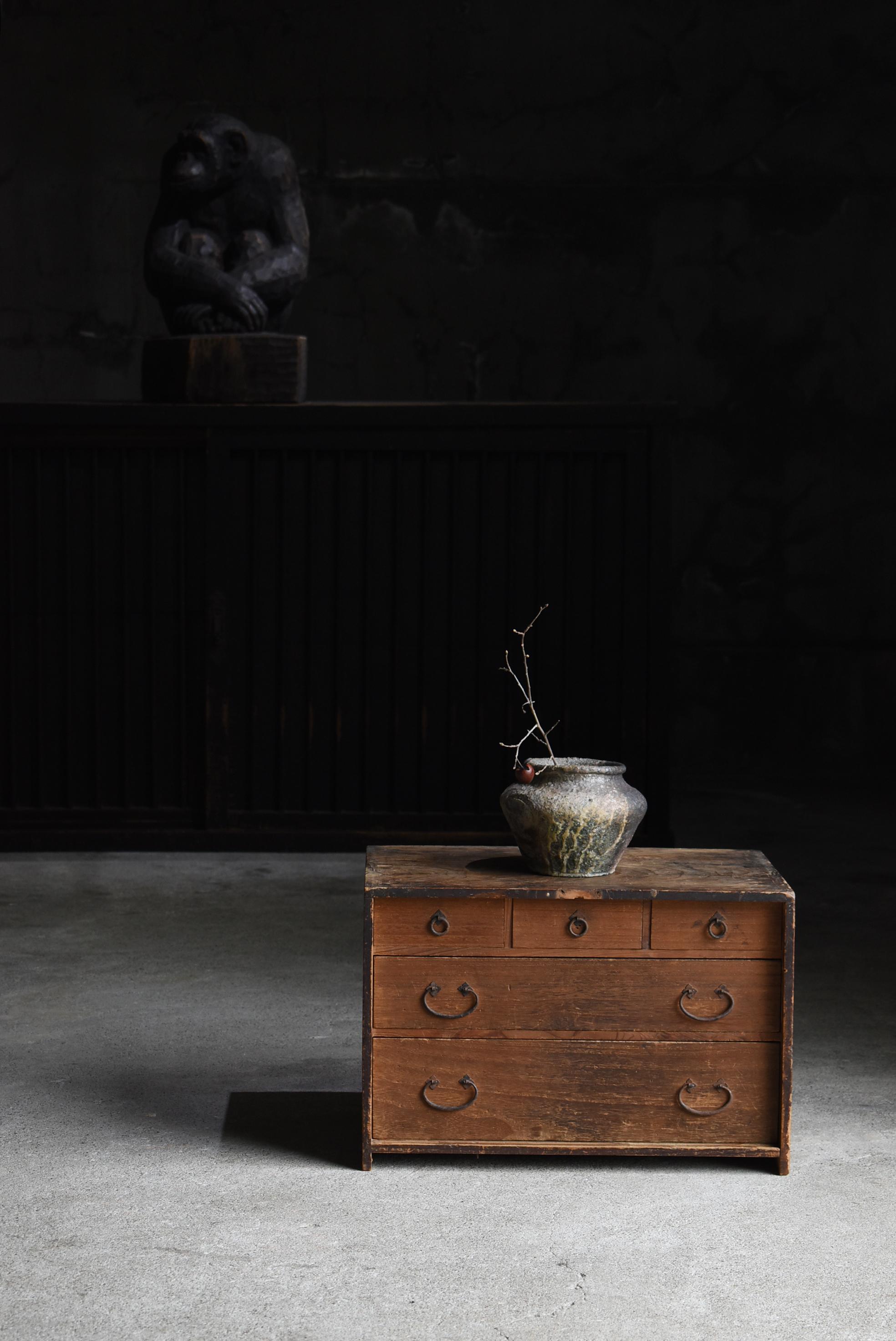 Very old Japanese small drawer storage.
The furniture is from the Meiji period (1860s-1920s).
Materials are cedar and paulownia wood.
The handles are made of iron.

The design is simple and lean.
It is a very beautiful piece of furniture with a