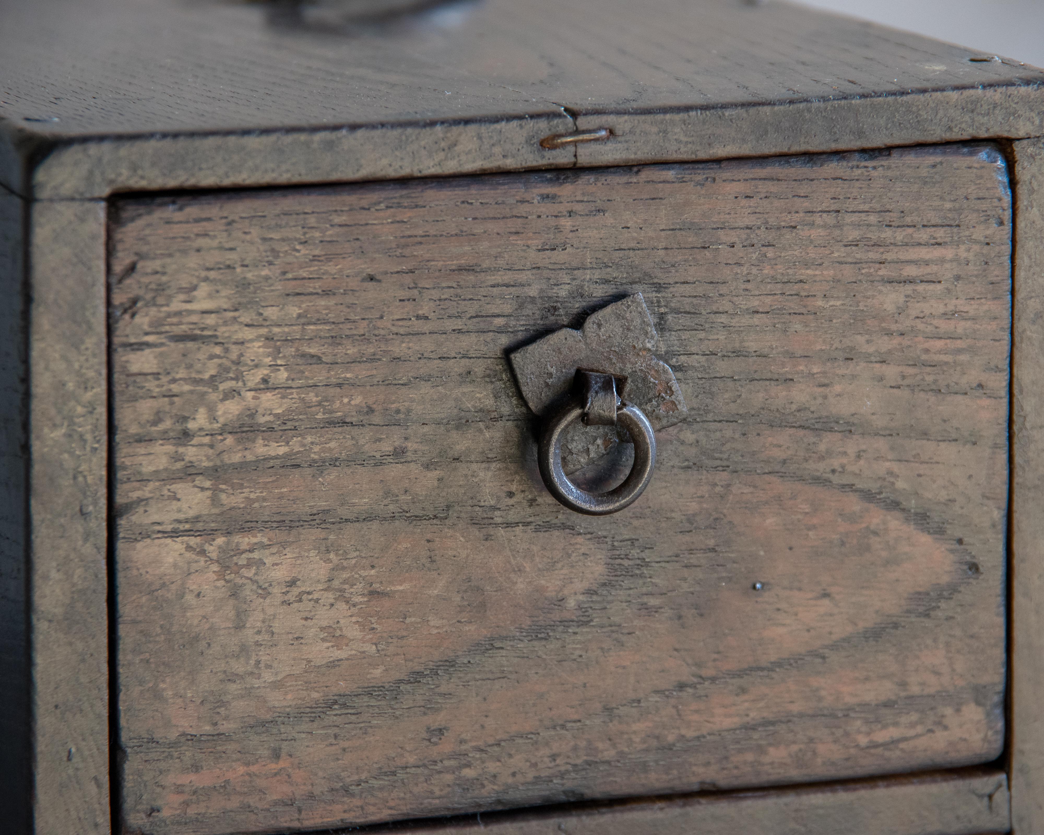 Petit coffre à tiroirs japonais ancien avec poignée supérieure, ère Meiji (1868-1912) en vente 5
