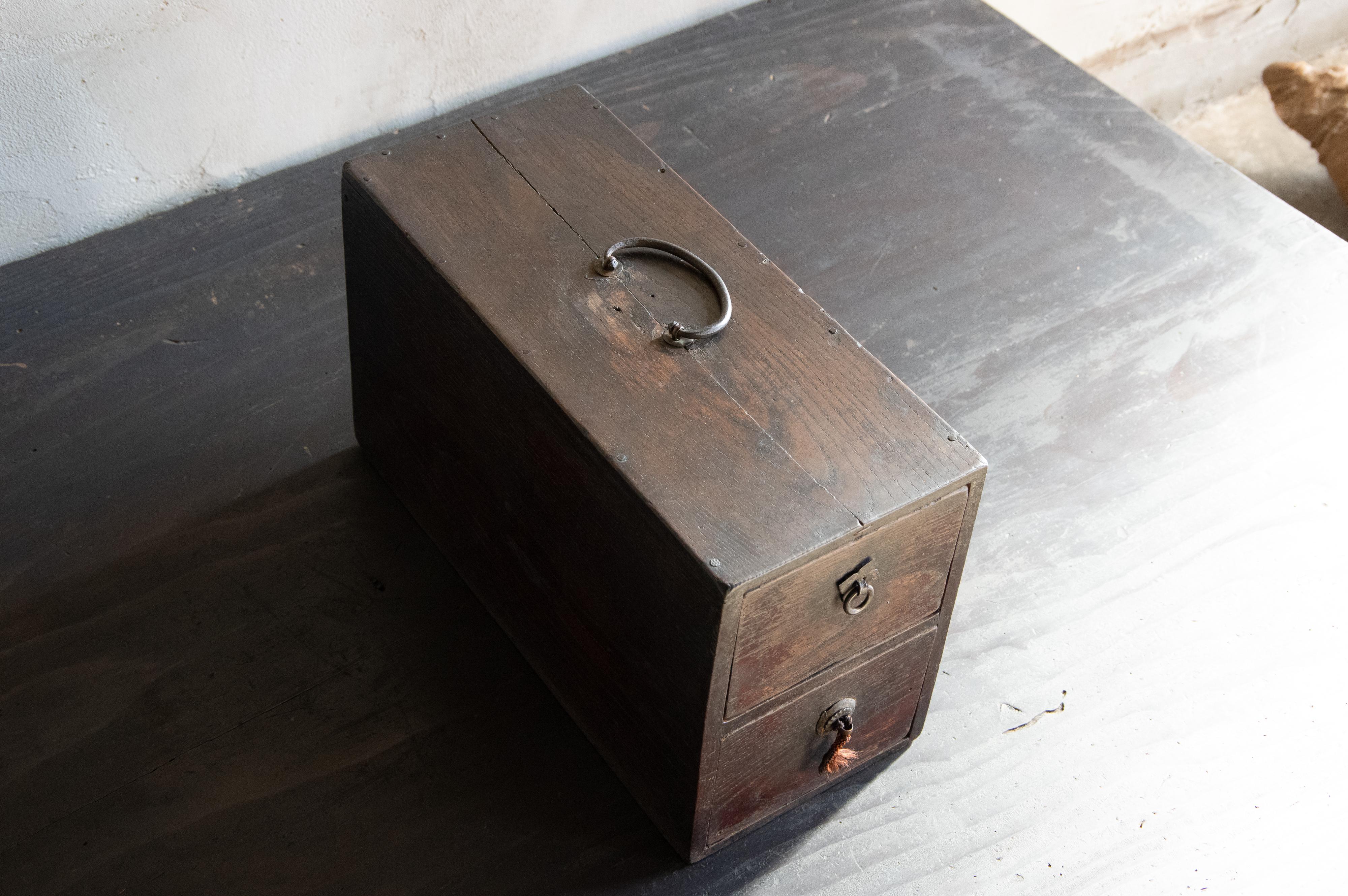 Petit coffre à tiroirs japonais ancien avec poignée supérieure, ère Meiji (1868-1912) en vente 6