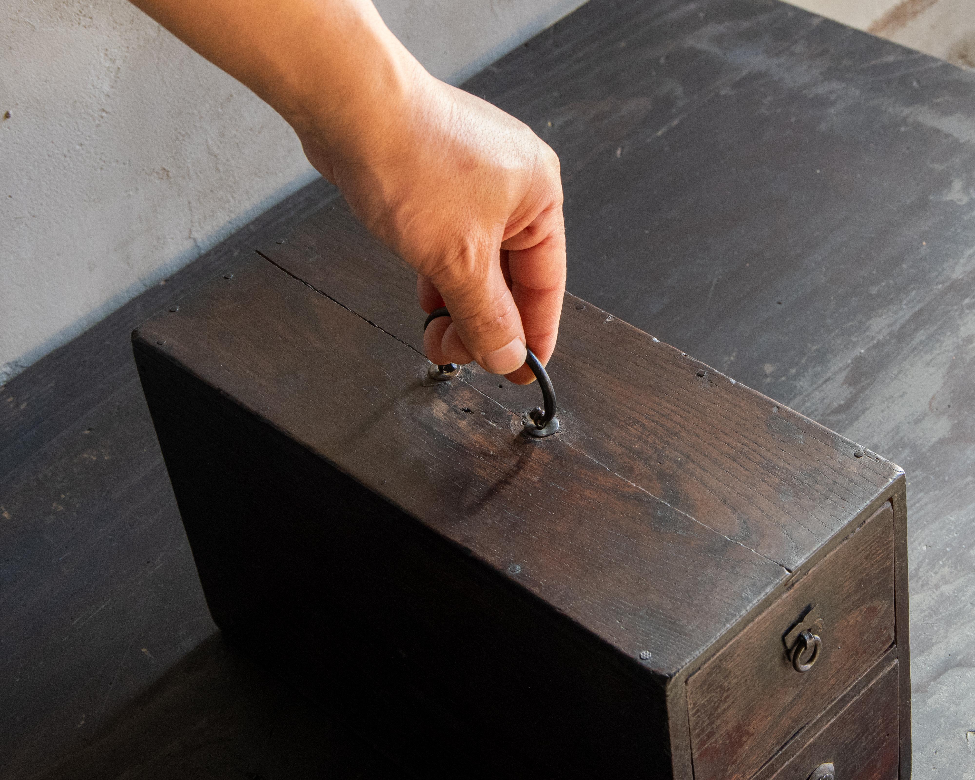 Petit coffre à tiroirs japonais ancien avec poignée supérieure, ère Meiji (1868-1912) en vente 8