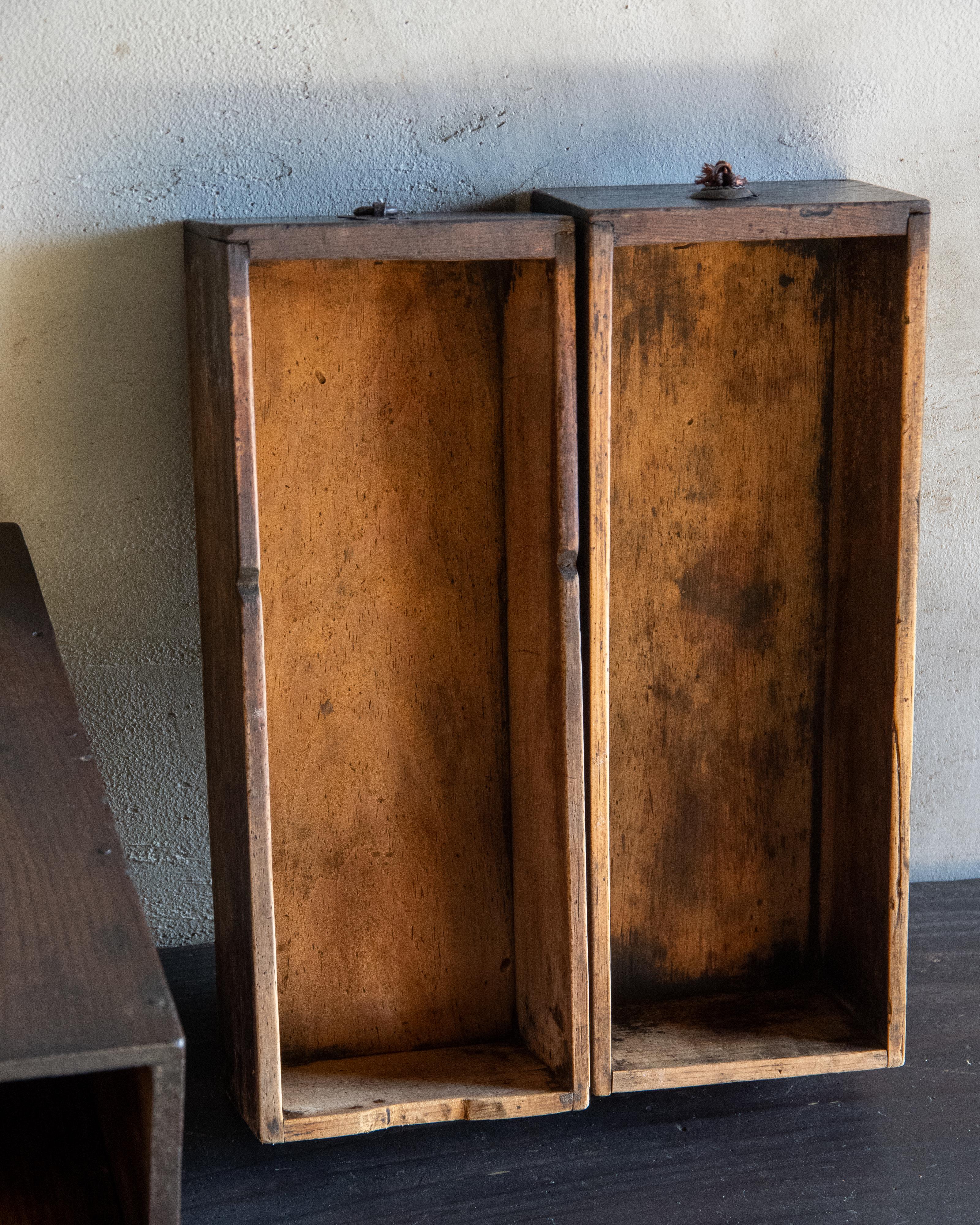 Petit coffre à tiroirs japonais ancien avec poignée supérieure, ère Meiji (1868-1912) en vente 9