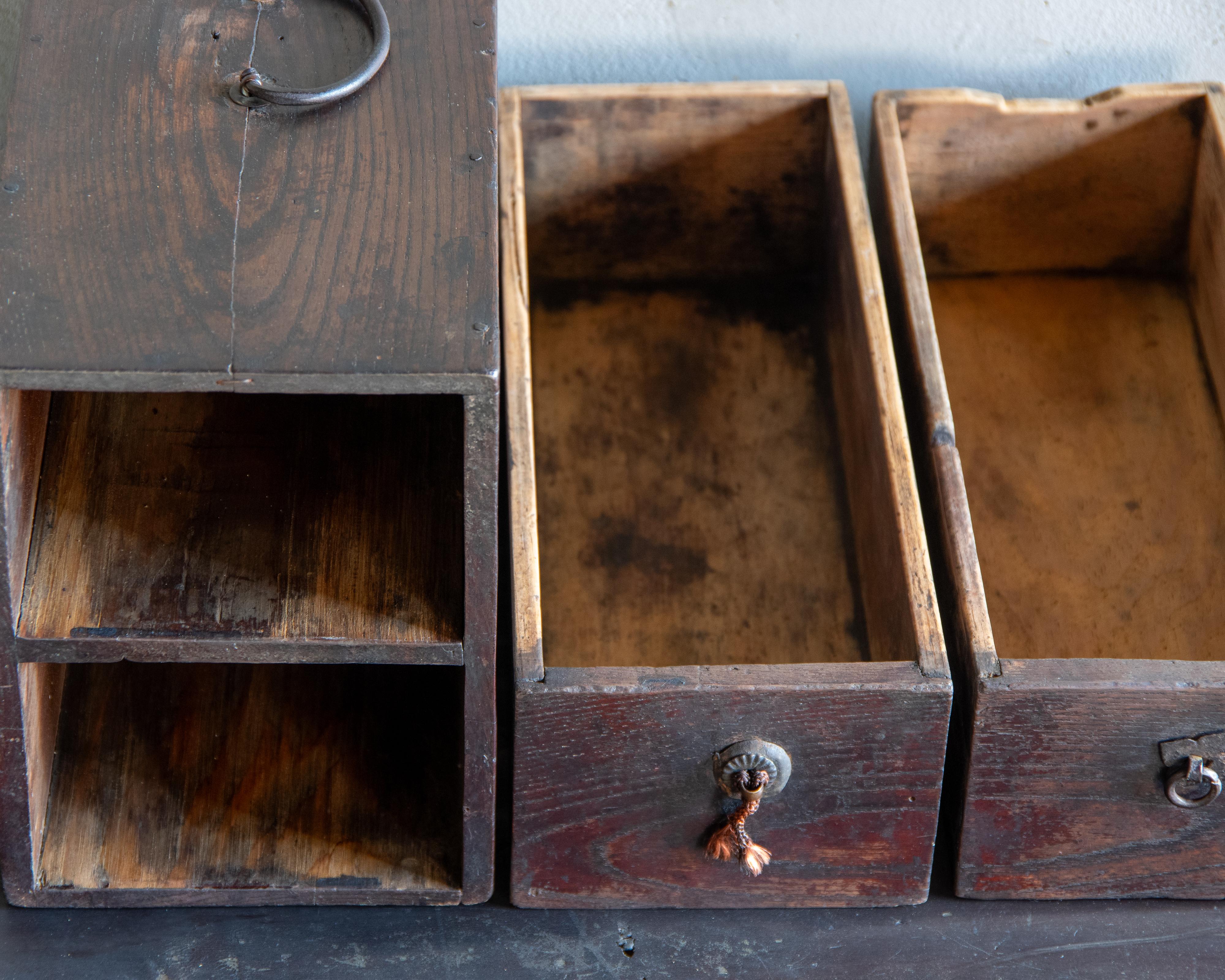 Petit coffre à tiroirs japonais ancien avec poignée supérieure, ère Meiji (1868-1912) en vente 10
