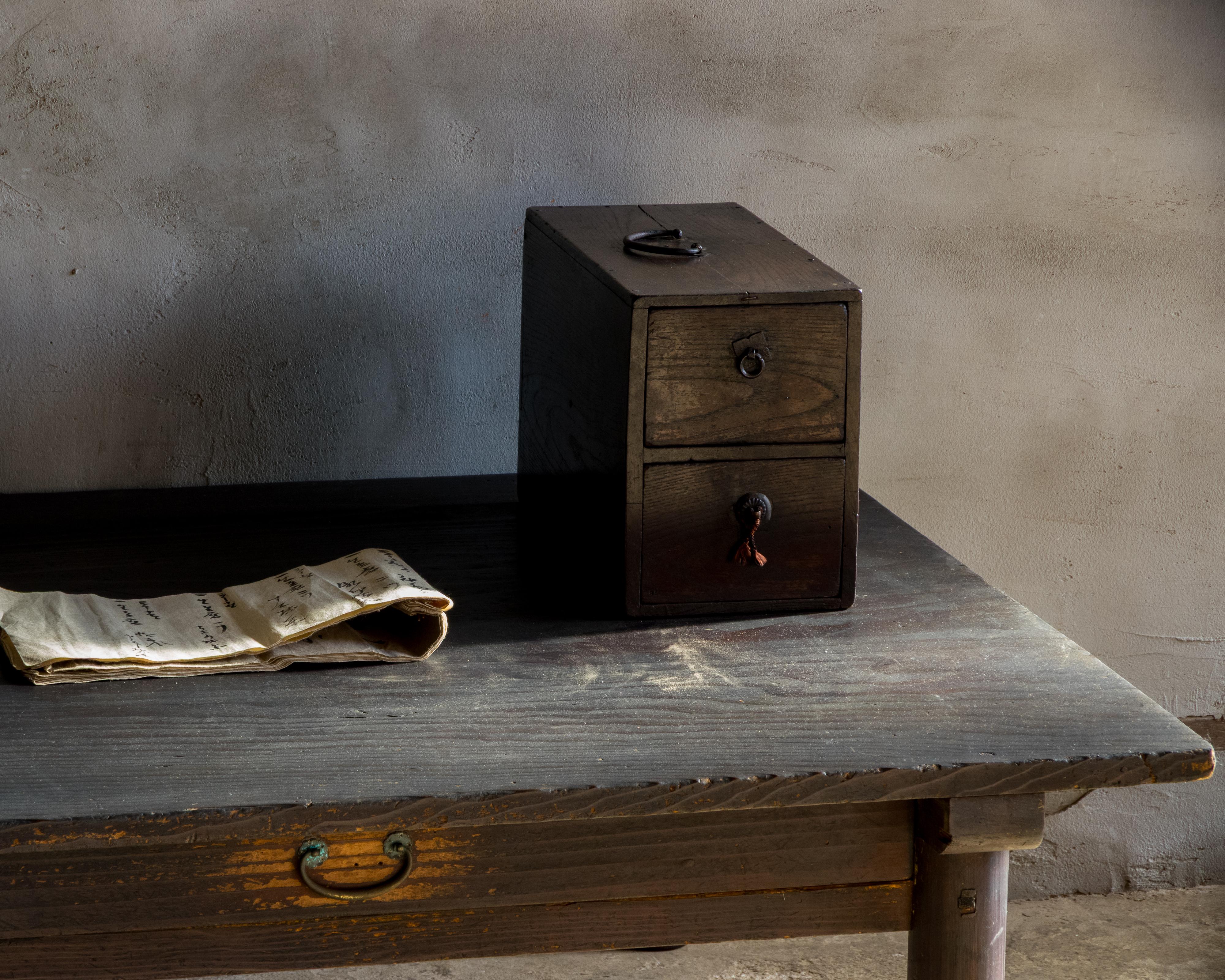 Petit coffre à tiroirs japonais ancien avec poignée supérieure, ère Meiji (1868-1912) État moyen - En vente à Hitachiomiya-shi, 08