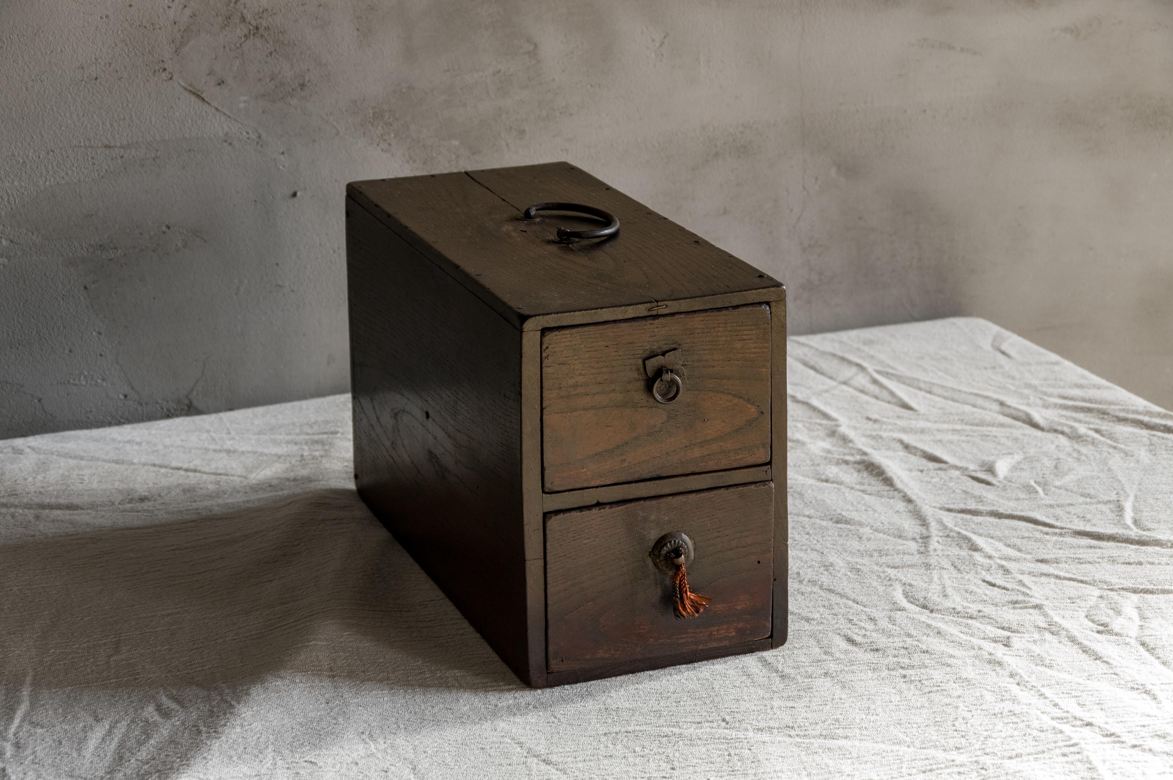 XIXe siècle Petit coffre à tiroirs japonais ancien avec poignée supérieure, ère Meiji (1868-1912) en vente