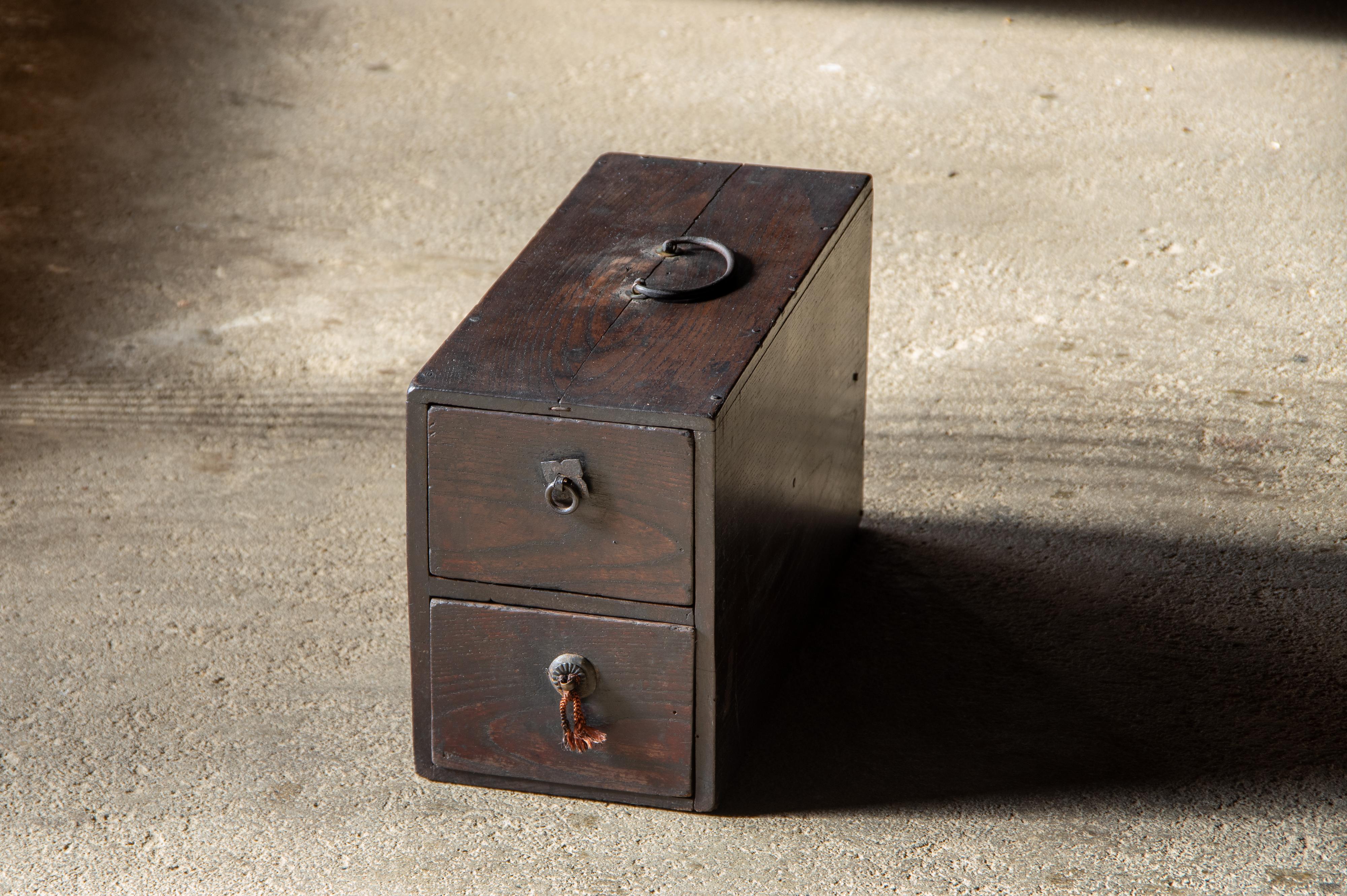 Bois Petit coffre à tiroirs japonais ancien avec poignée supérieure, ère Meiji (1868-1912) en vente