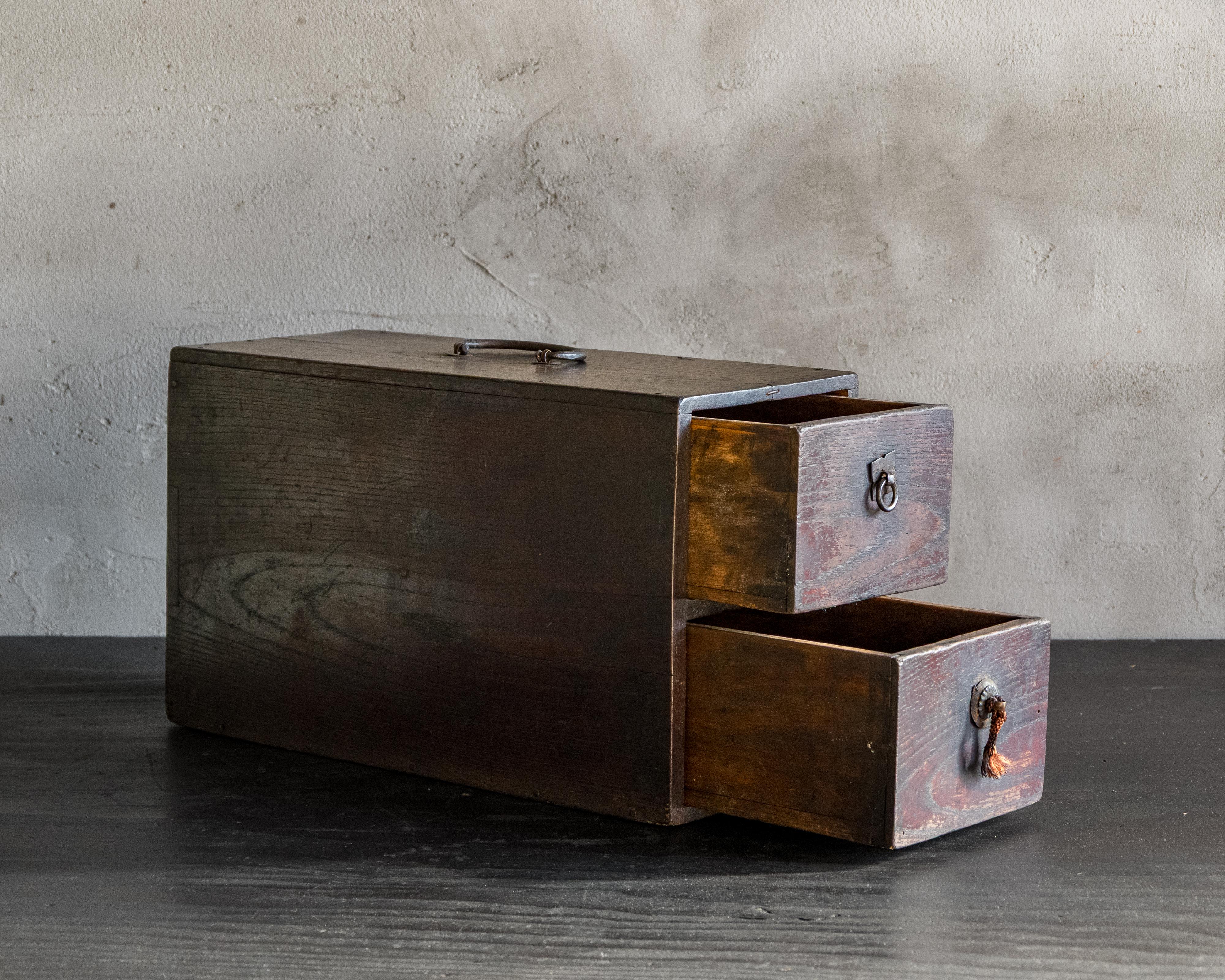 Petit coffre à tiroirs japonais ancien avec poignée supérieure, ère Meiji (1868-1912) en vente 2