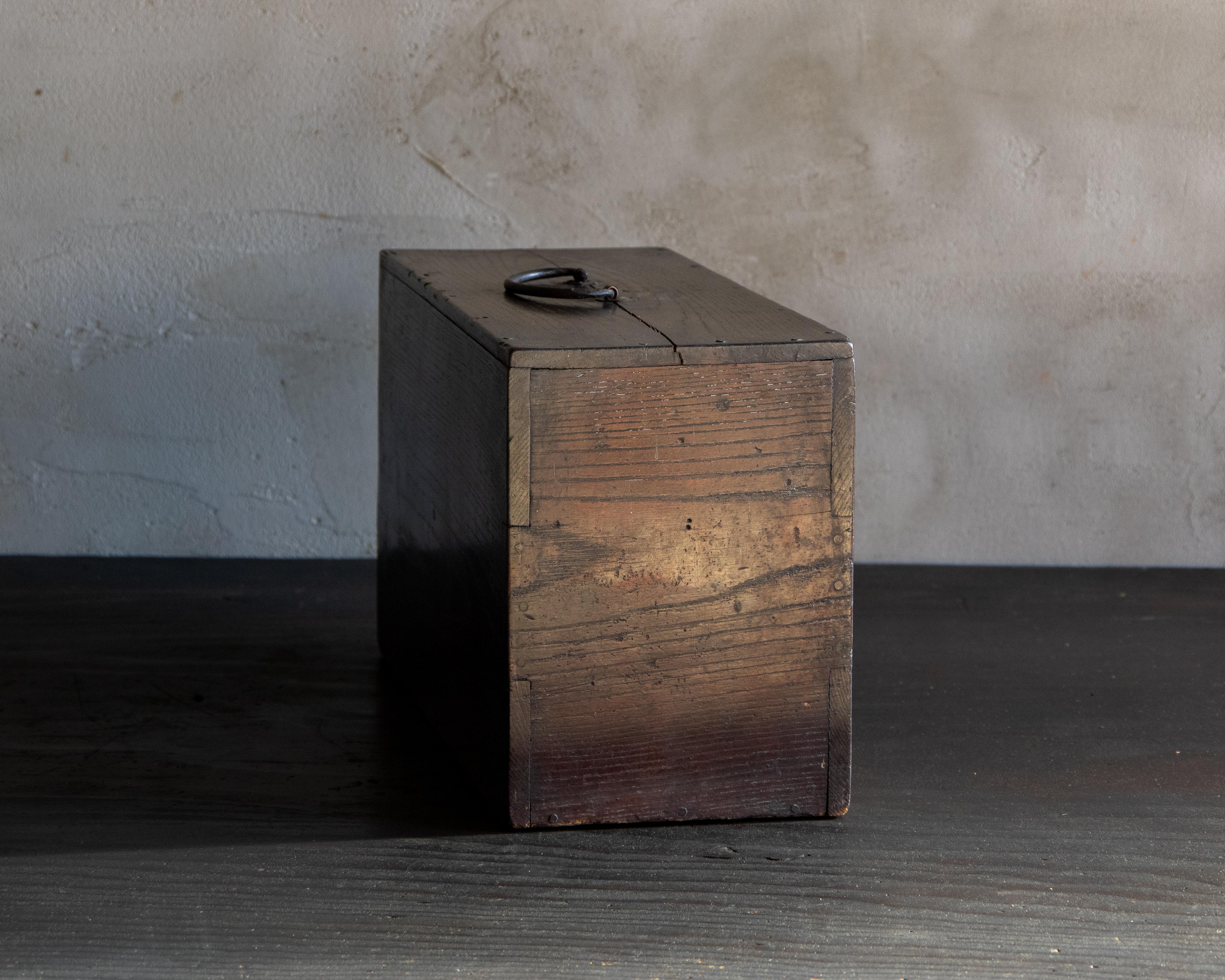 Petit coffre à tiroirs japonais ancien avec poignée supérieure, ère Meiji (1868-1912) en vente 3