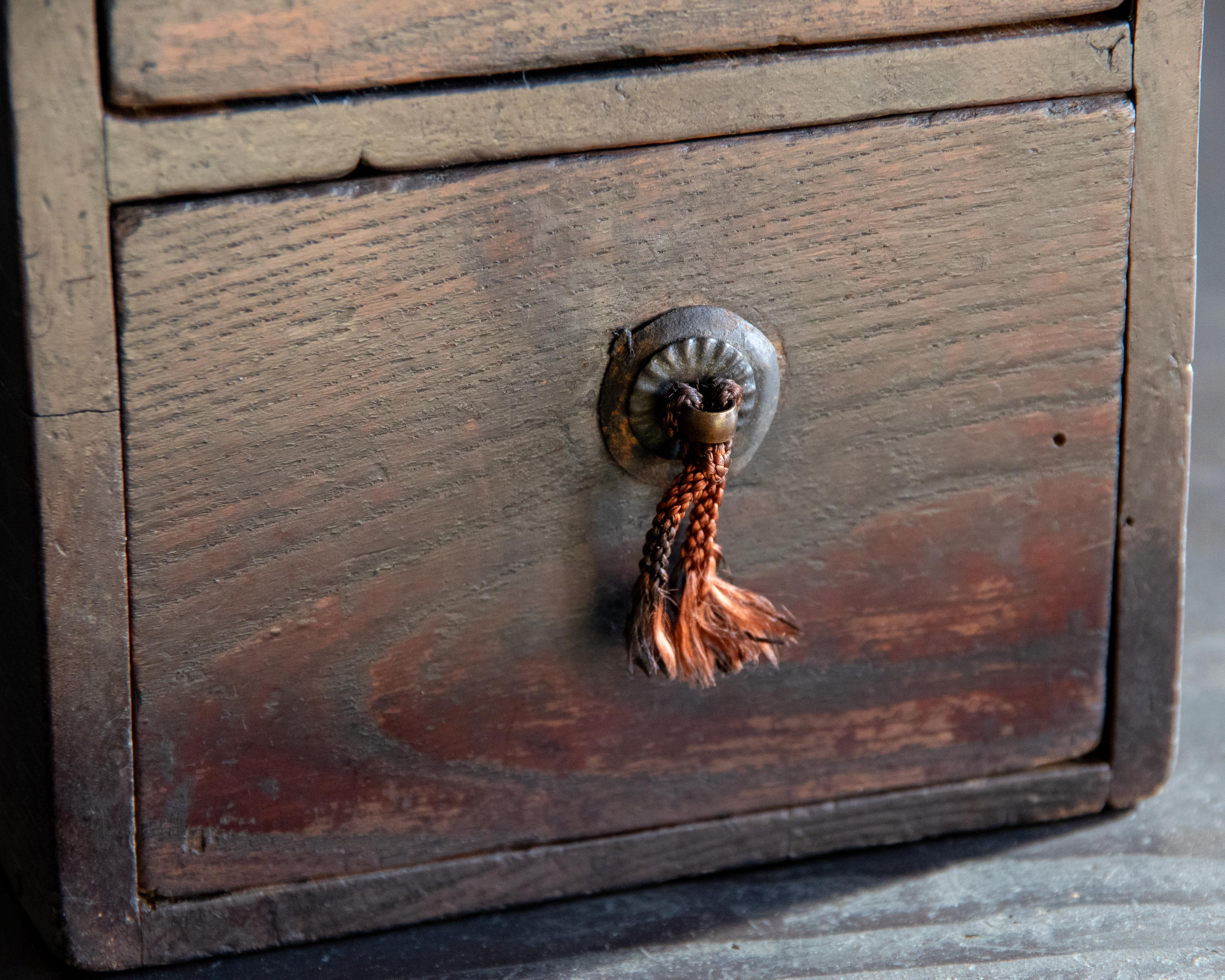 Petit coffre à tiroirs japonais ancien avec poignée supérieure, ère Meiji (1868-1912) en vente 4