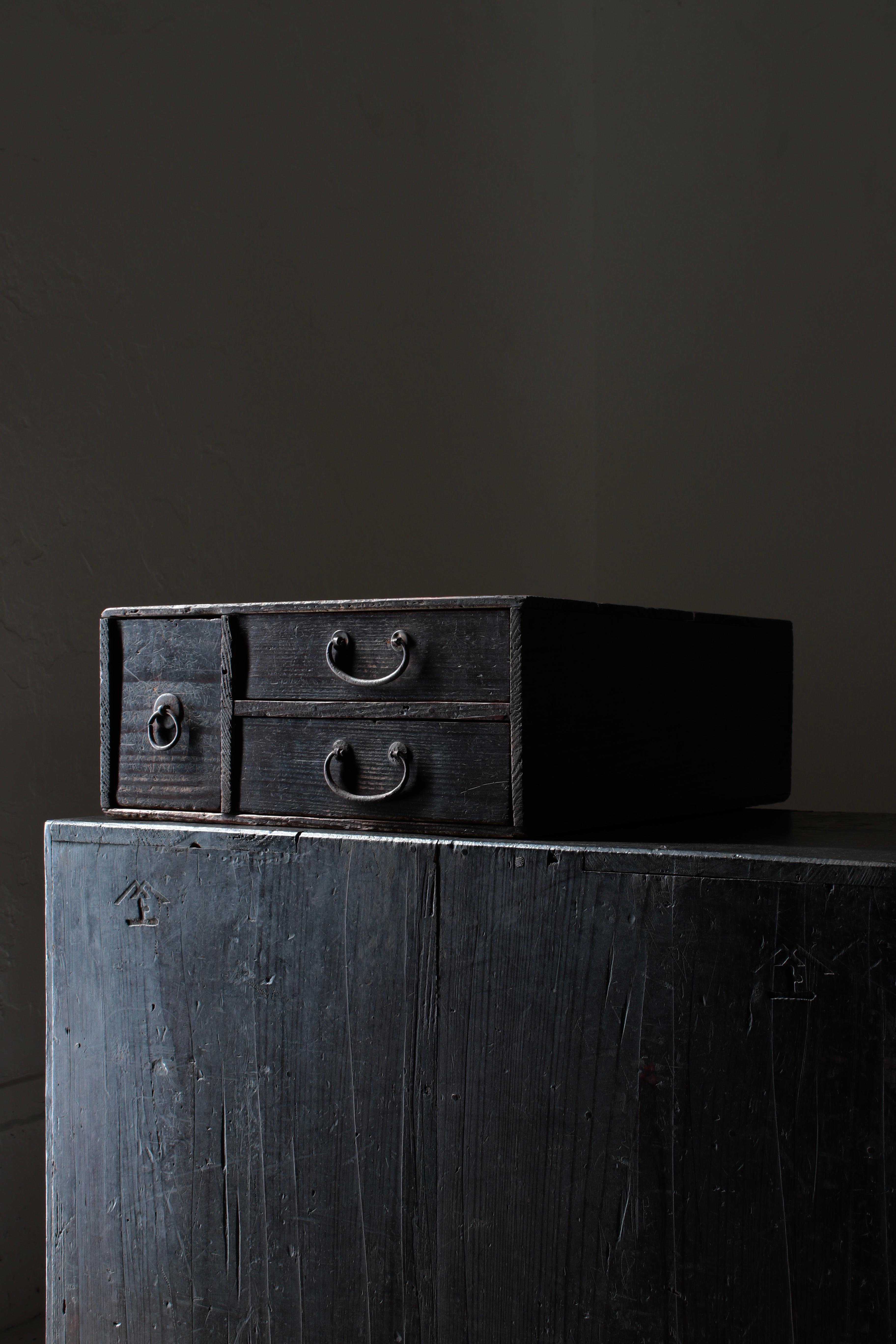 This is an old Japanese drawer.

It seems to be around the Meiji period, and the material is made of cedar.

There are 3 drawers, each with a slightly different size.

Compared to general drawers, it is a lower height type. It is a rare-shaped