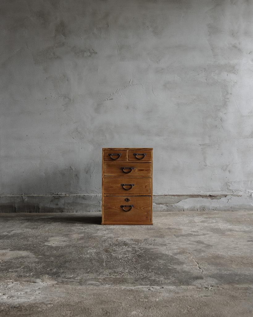 This antique small drawer was crafted in the Taisho Era (1912-1926). 

Made of cedar wood, this drawer features five drawers and displays a deep, aged charm. The warmth of the wood, enhanced by years of use, retains its unique character. It is ideal