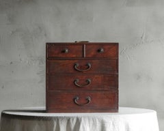 Petit coffre japonais ancien à cinq tiroirs, époque Taisho (1912-1926), Wabi Sabi