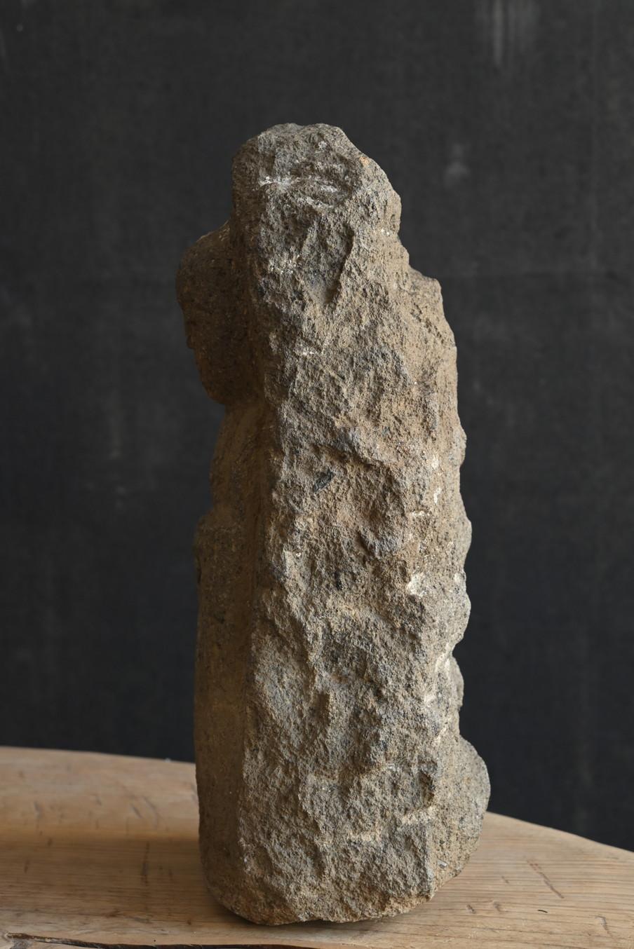 Petit Bouddha japonais ancien en pierre Jizo / 1700-1850 / Période Edo / Objet de jardin en vente 4