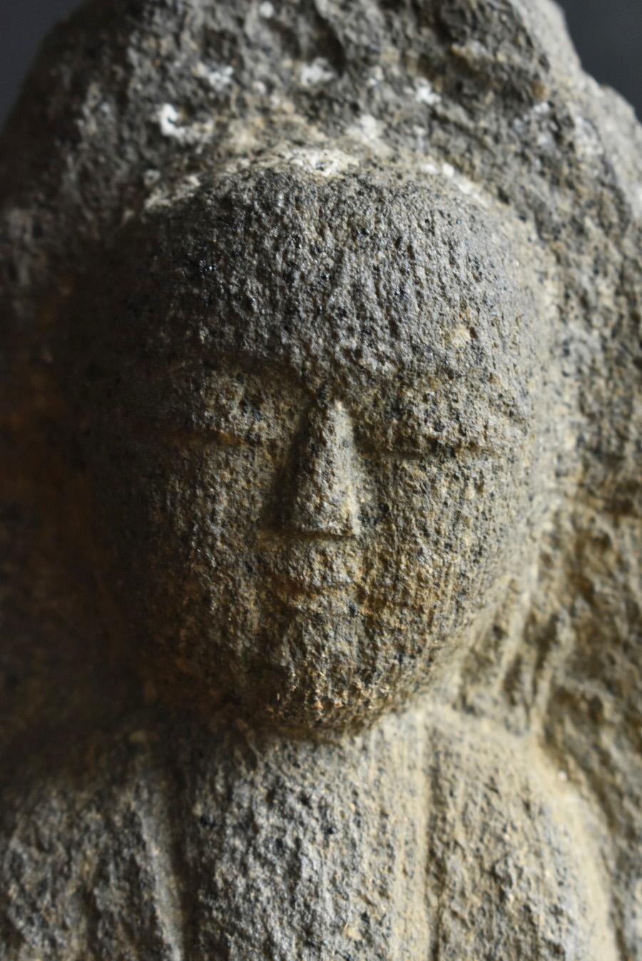 Petit Bouddha japonais ancien en pierre Jizo / 1700-1850 / Période Edo / Objet de jardin en vente 6