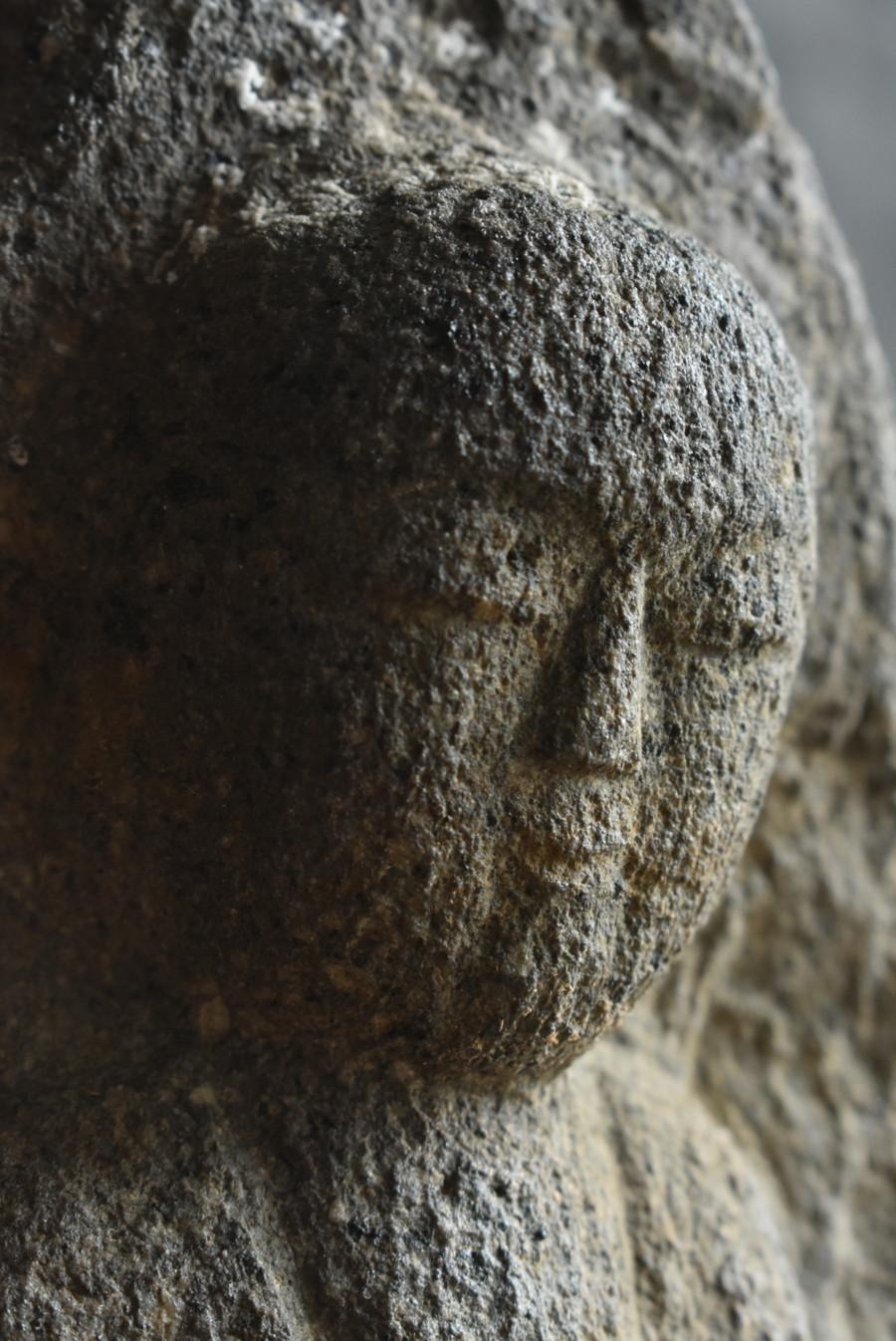 Petit Bouddha japonais ancien en pierre Jizo / 1700-1850 / Période Edo / Objet de jardin en vente 7