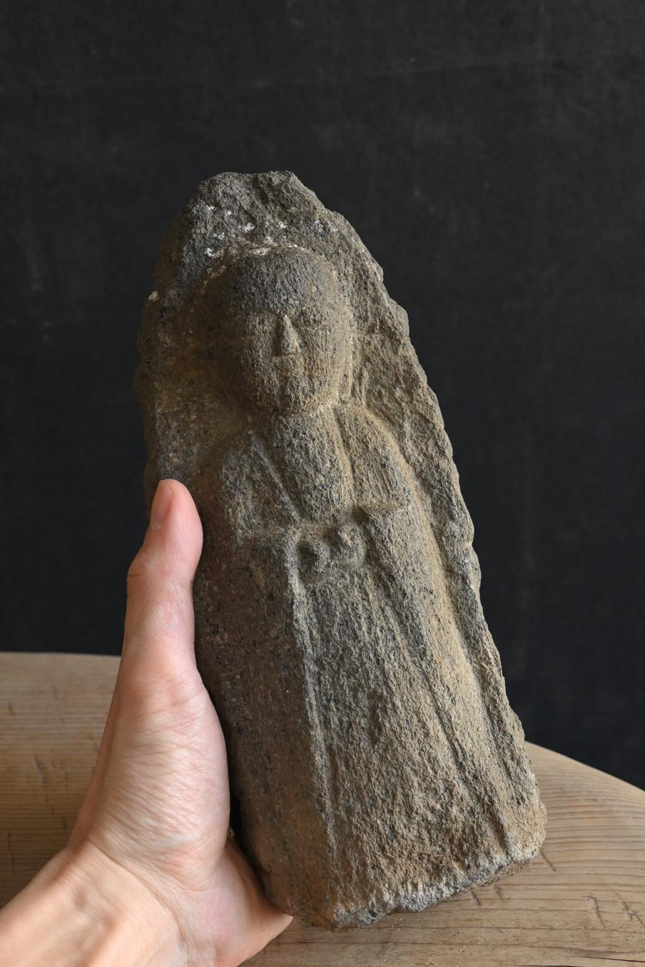 Il s'agit d'une petite statue de pierre qui aurait été fabriquée au Japon au milieu ou à la fin de la période Edo (18e-19e siècle). La figure représente 