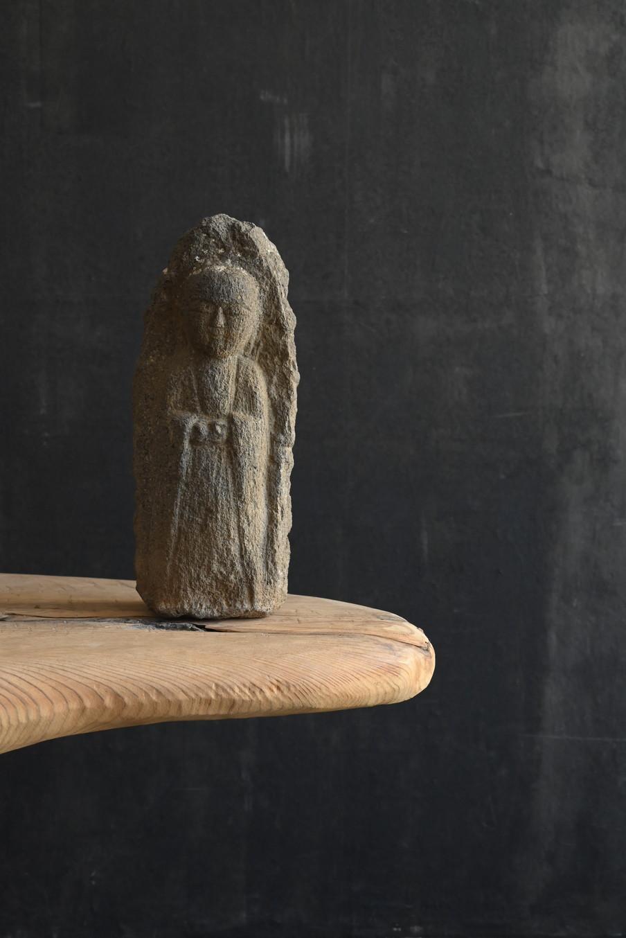 Japonais Petit Bouddha japonais ancien en pierre Jizo / 1700-1850 / Période Edo / Objet de jardin en vente