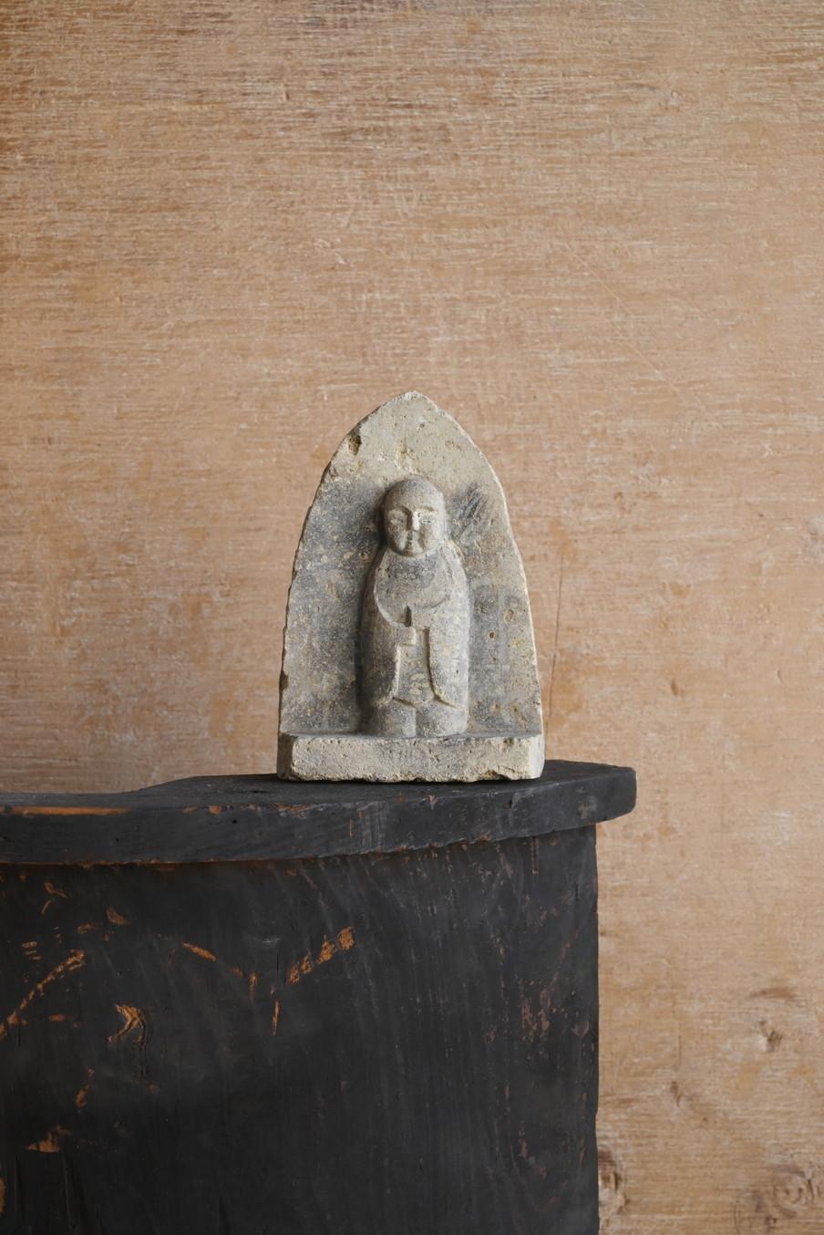 Japanischer antiker kleiner Jizo-Stein-Buddha aus Japan/18.-19. Jahrhundert/Edo-Periode (Handgeschnitzt) im Angebot