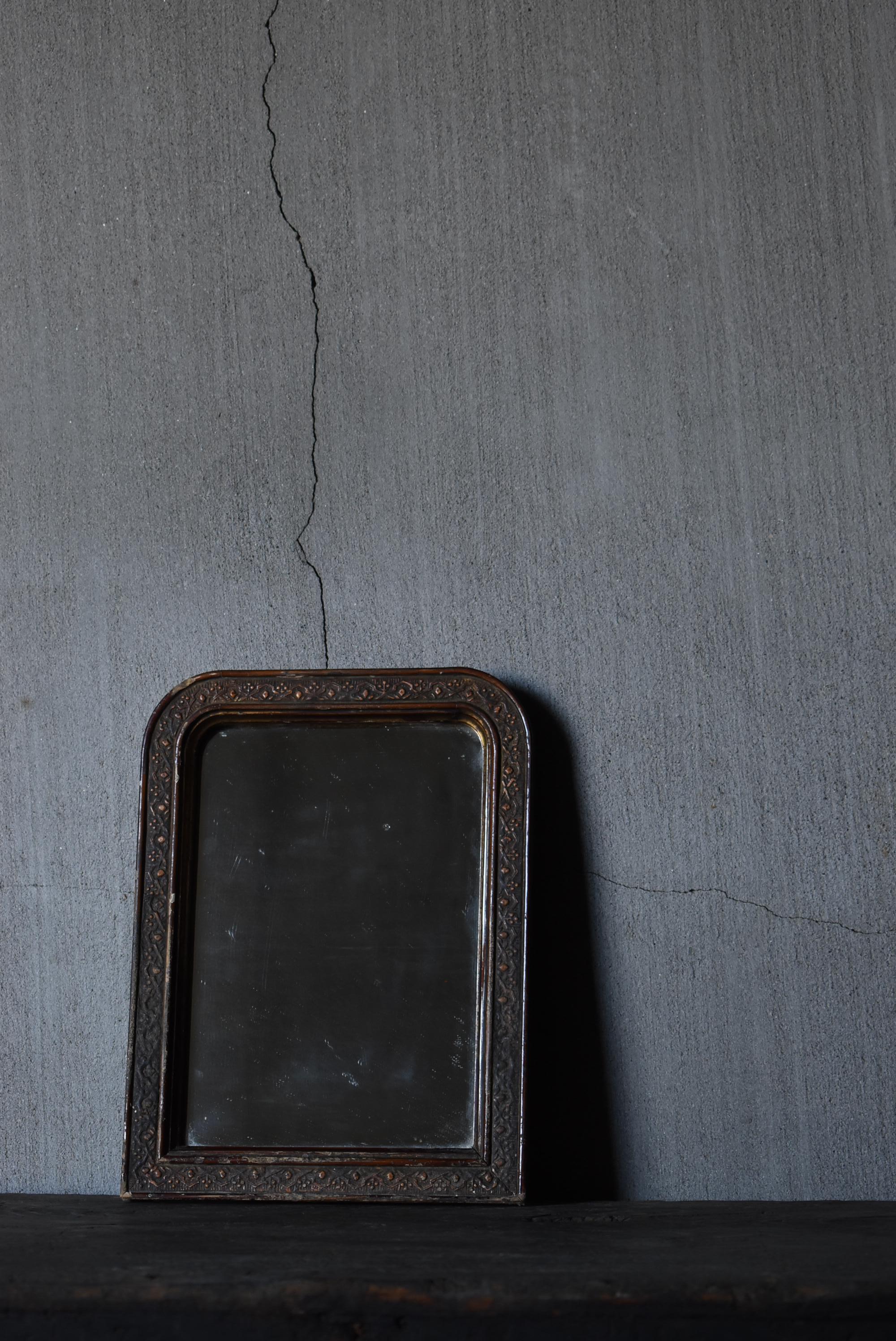 This is a very old Japanese small mirror.
It comes with a box.
This mirror is from the Meiji era (1860s-1900s).
The wooden frame is covered with plaster and finally coated with lacquer.
It is an excellent example of Japanese craftsmanship.
The