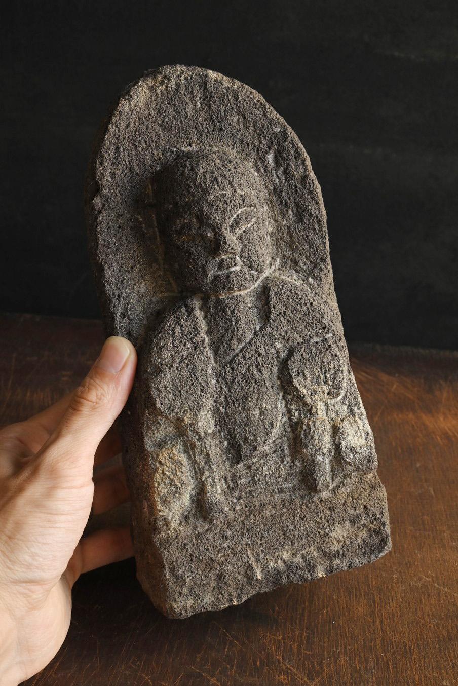 This is an old Japanese stone figurine in the shape of Jizo Bodhisattva.
In Japan, there is a concept of Shinbutsu Shugo, which is the idea of ​​merging gods and Buddhas.
This statue is probably a representation of the rice field god.
Rice field