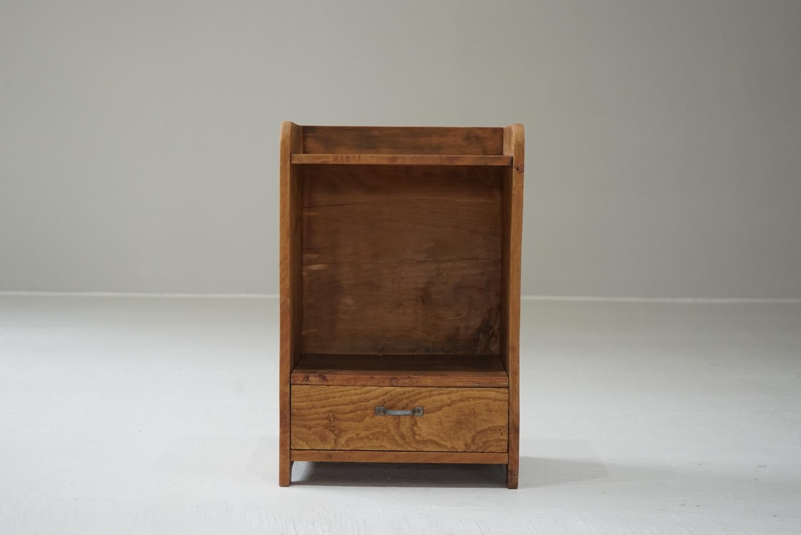 This is a small Japanese storage shelf.
It is made from zelkova wood.
It has an expressive grain and is small but has a strong presence.
I think it would be great to display your favorite collection.

We will always suggest the best shipping