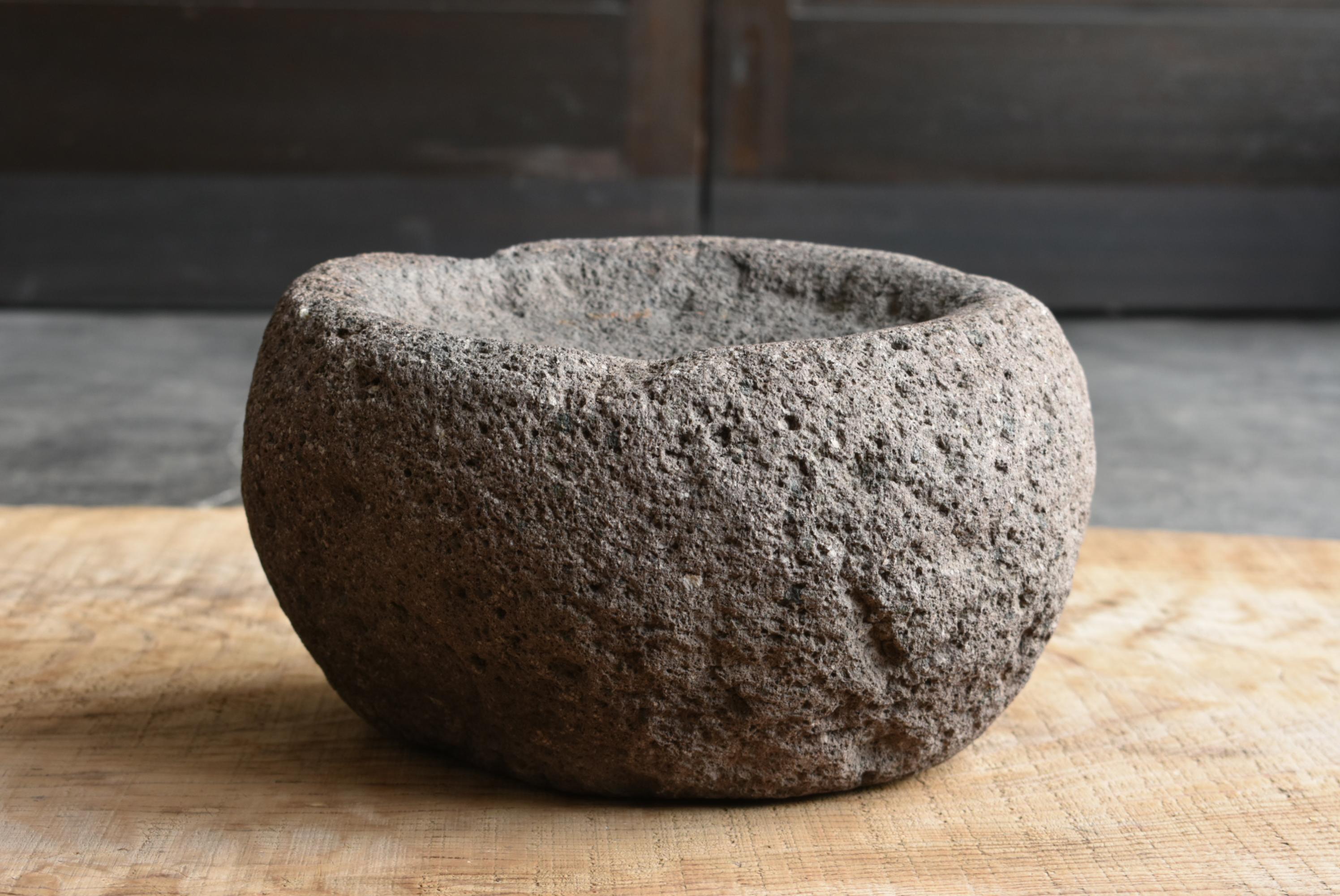 Japanese Antique Small Stone Bowl/Garden Accessories/Gutter Stone/Mortar In Good Condition In Sammu-shi, Chiba