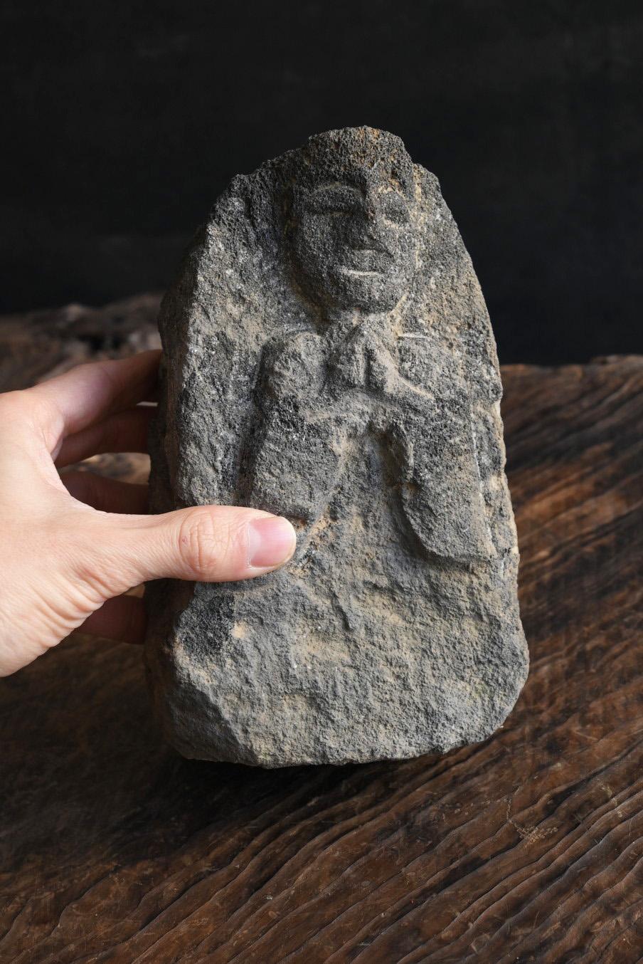 This is a small stone Buddha made after the middle of the Edo period in Japan.
It is a type of Buddha statue called Jizo in Japan, and is one of the bodhisattvas in the world of Buddhism.
It is a being who saves people in the world with an
