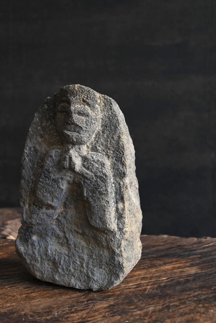 Sculpté à la main Bouddha japonais ancien en petite pierre 