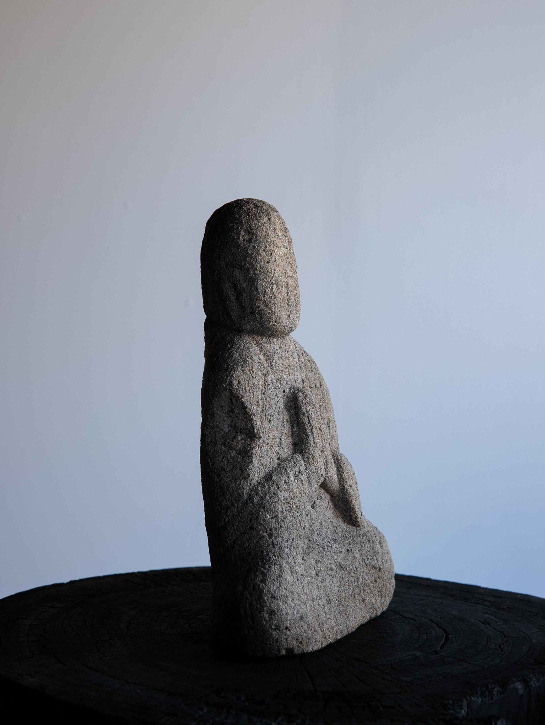 Japanese Antique small Stone Buddha/Jizo Bodhisattva/ Edo /1750-1868/ Wabi sabi In Good Condition For Sale In Sammu-shi, Chiba