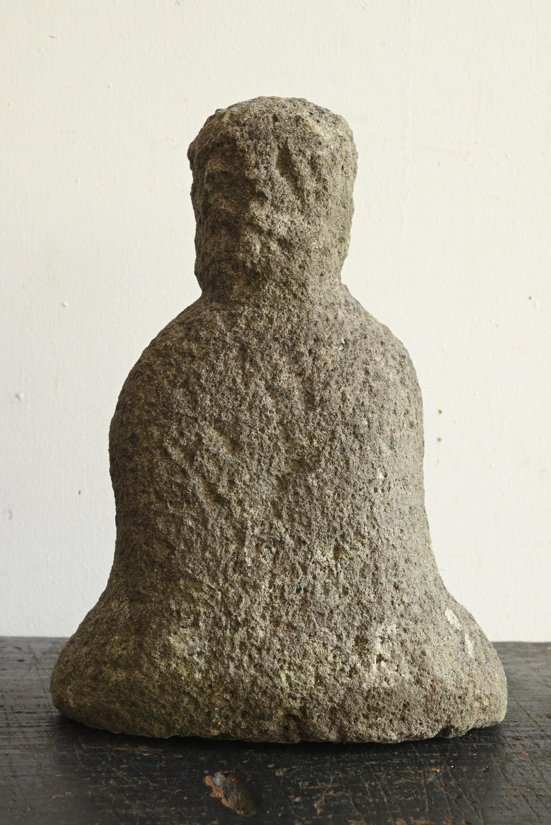 Japanische antike kleine Buddha-Statue aus Stein / Sitzender Buddha / 19. Jahrhundert / Edo im Angebot 6
