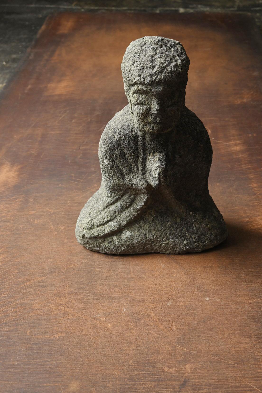 Es handelt sich um eine kleine steinerne Buddha-Statue, einen 