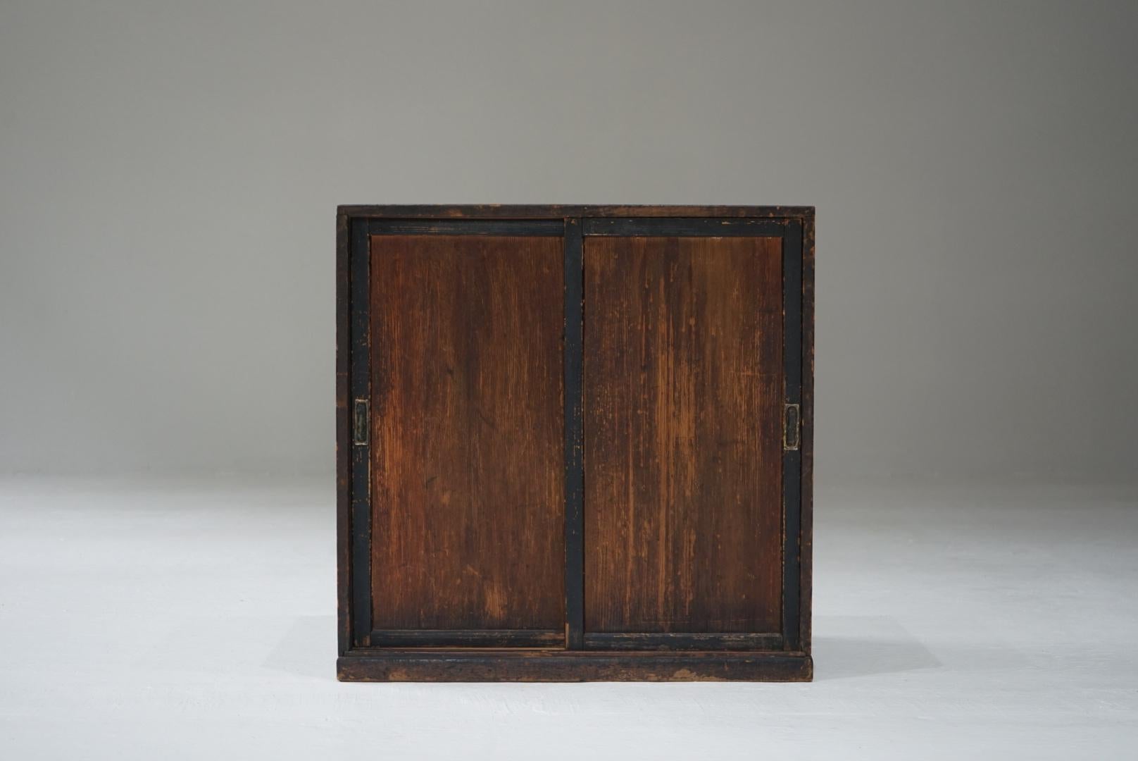 Se trata de una antigua estantería japonesa de pequeño tamaño.
Los estantes son de madera de cedro.
Con los años ha adquirido un aspecto de muy buen gusto.
Se puede utilizar en el suelo o sobre un soporte.
Puedes utilizarla para guardar cosas, o