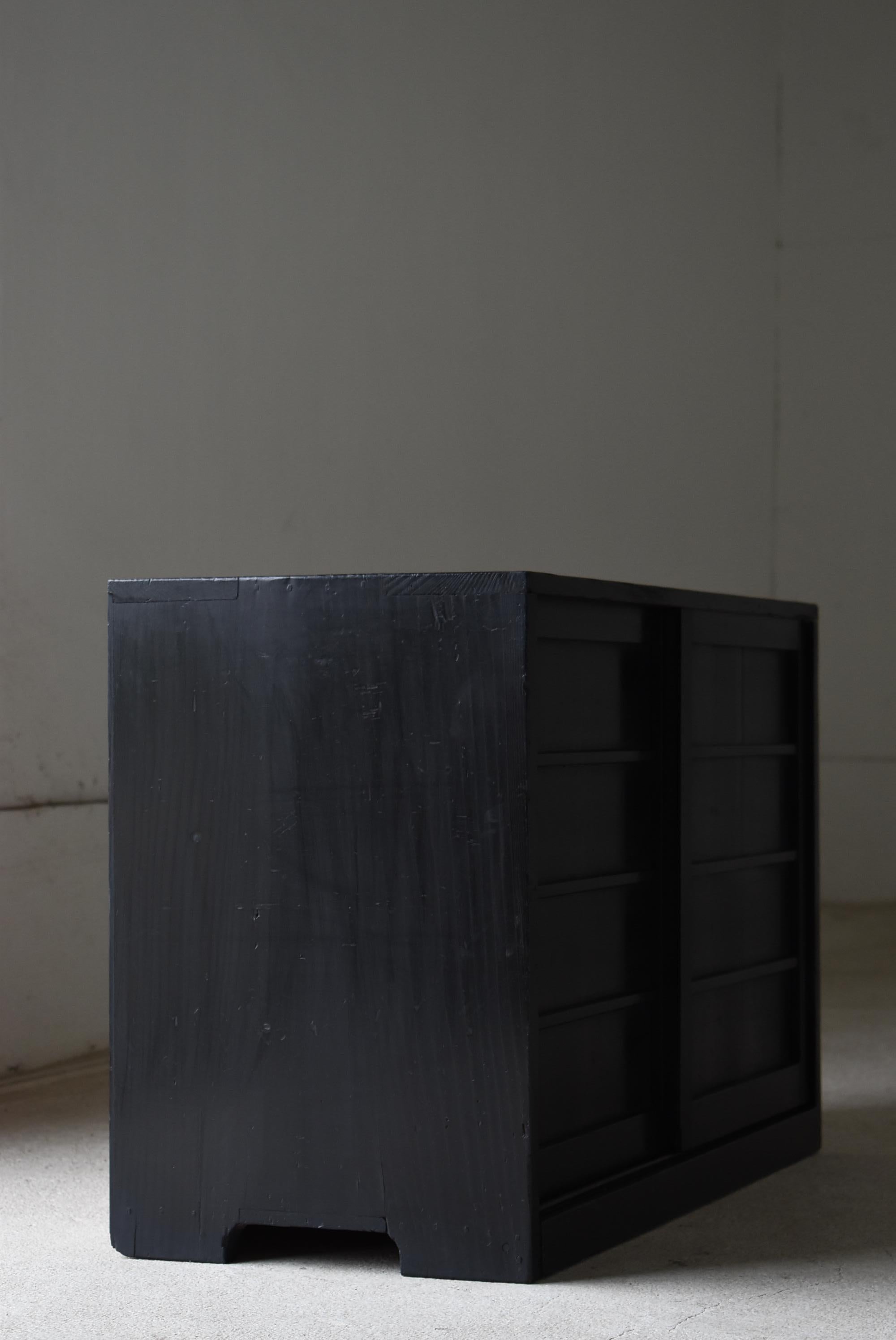 Japanischer antiker kleiner Tansu-Sideboard-Schrank Wabi Sabi, 1900er-1940er Jahre 3