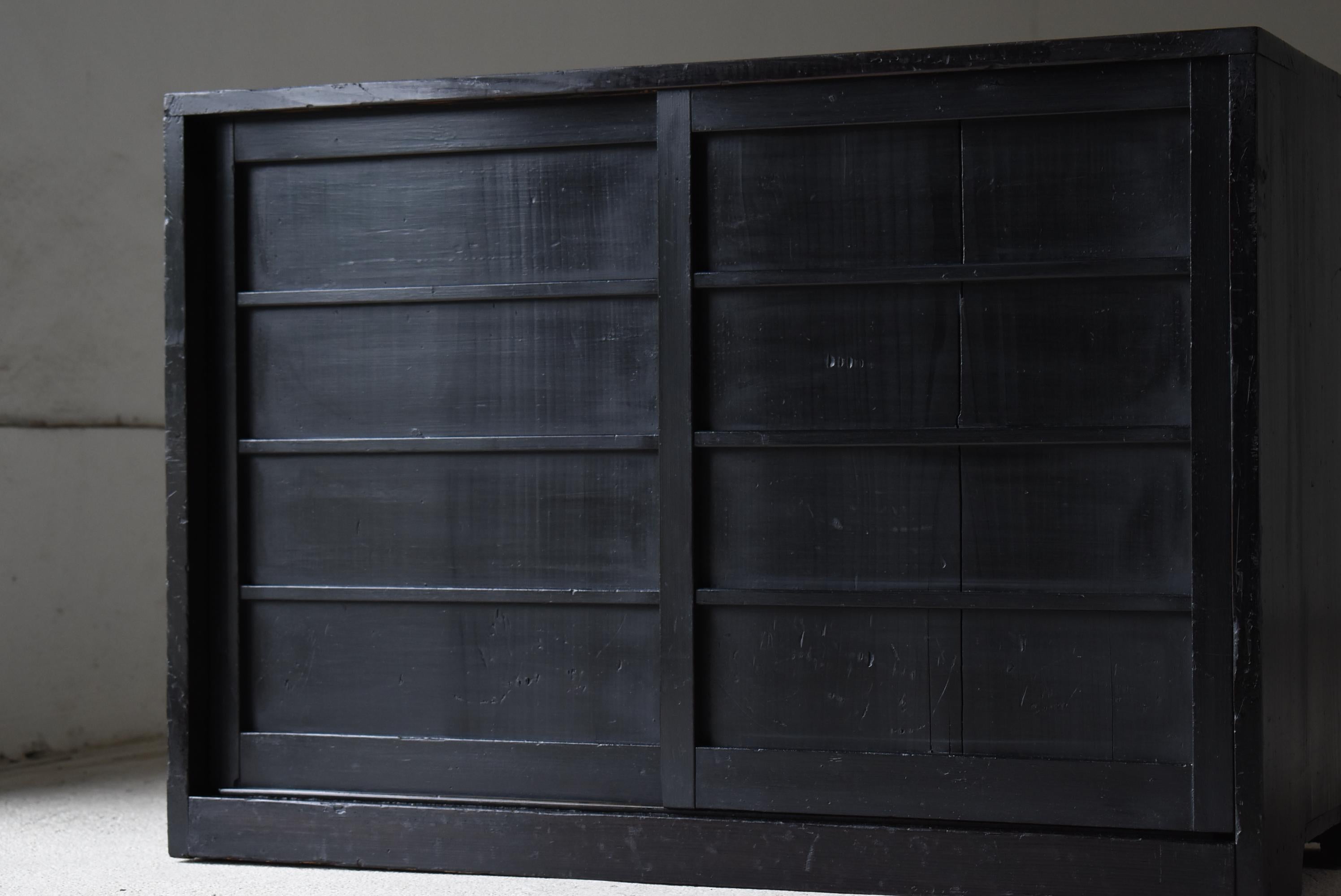 Japanischer antiker kleiner Tansu-Sideboard-Schrank Wabi Sabi, 1900er-1940er Jahre im Zustand „Gut“ in Sammu-shi, Chiba