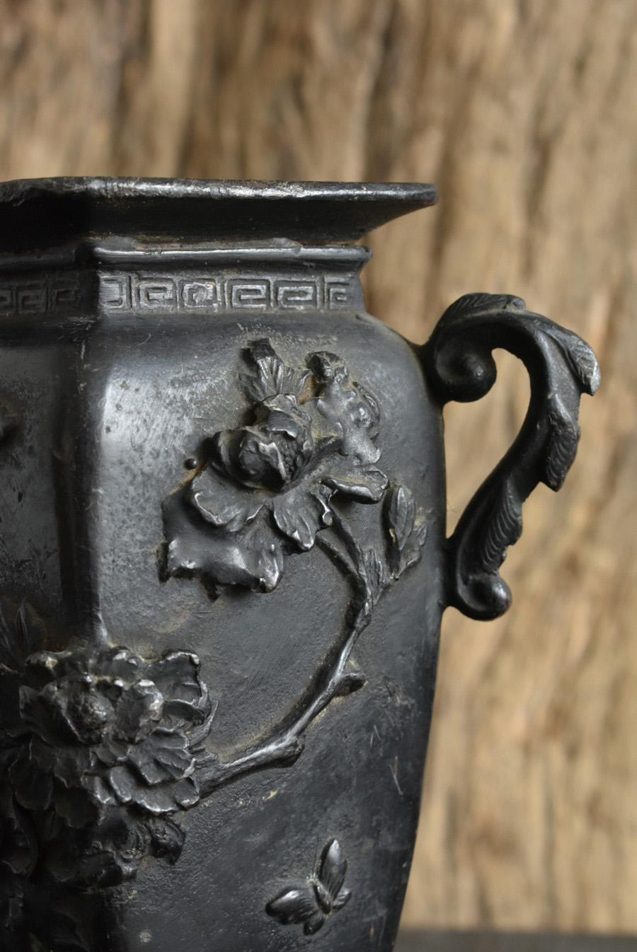 Étain Petit vase japonais ancien en étain/1800s-1920/ Vase à couler en vente